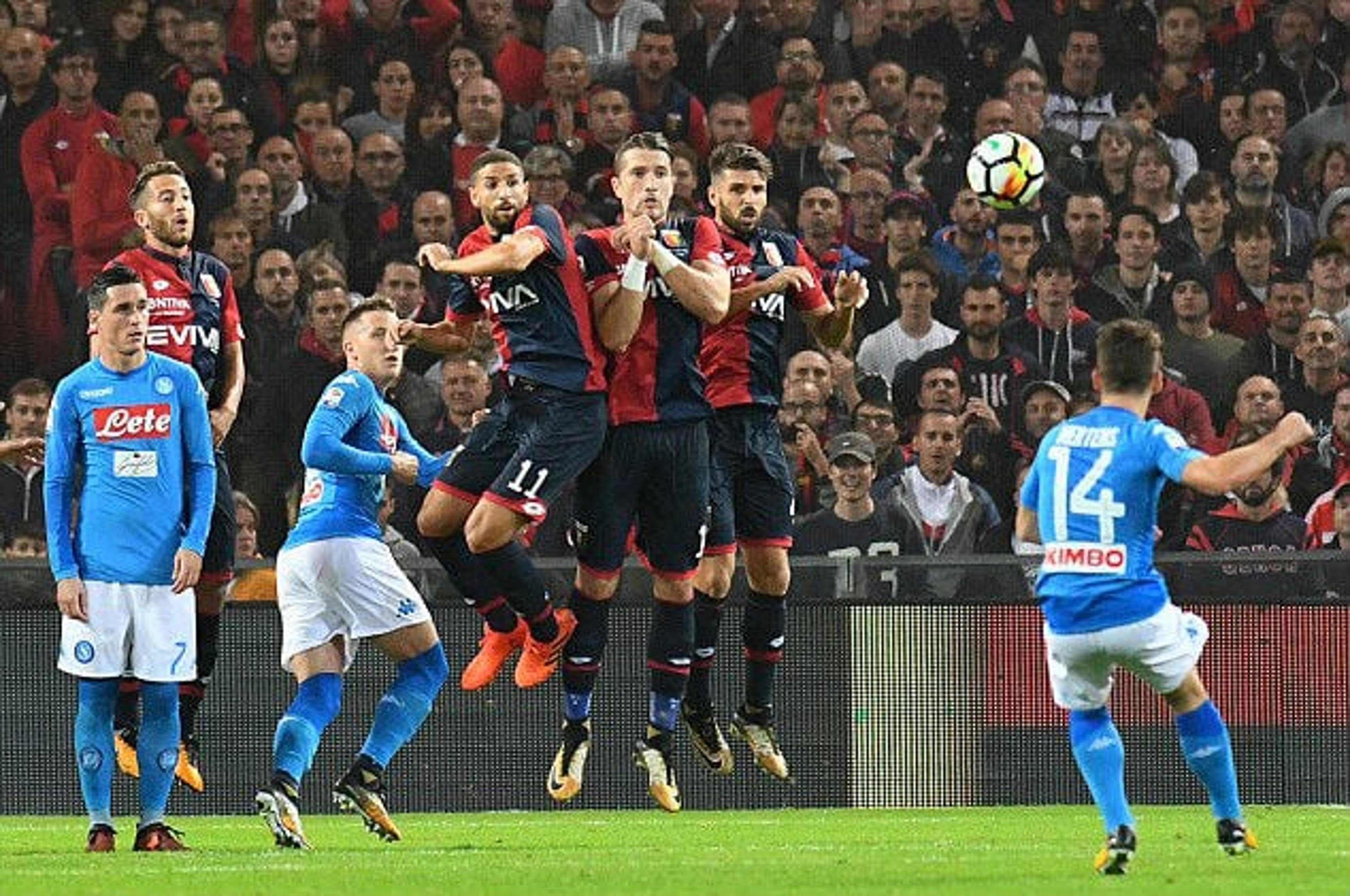 Napoli vence e volta à liderança do Italiano; Juventus e Milan goleiam