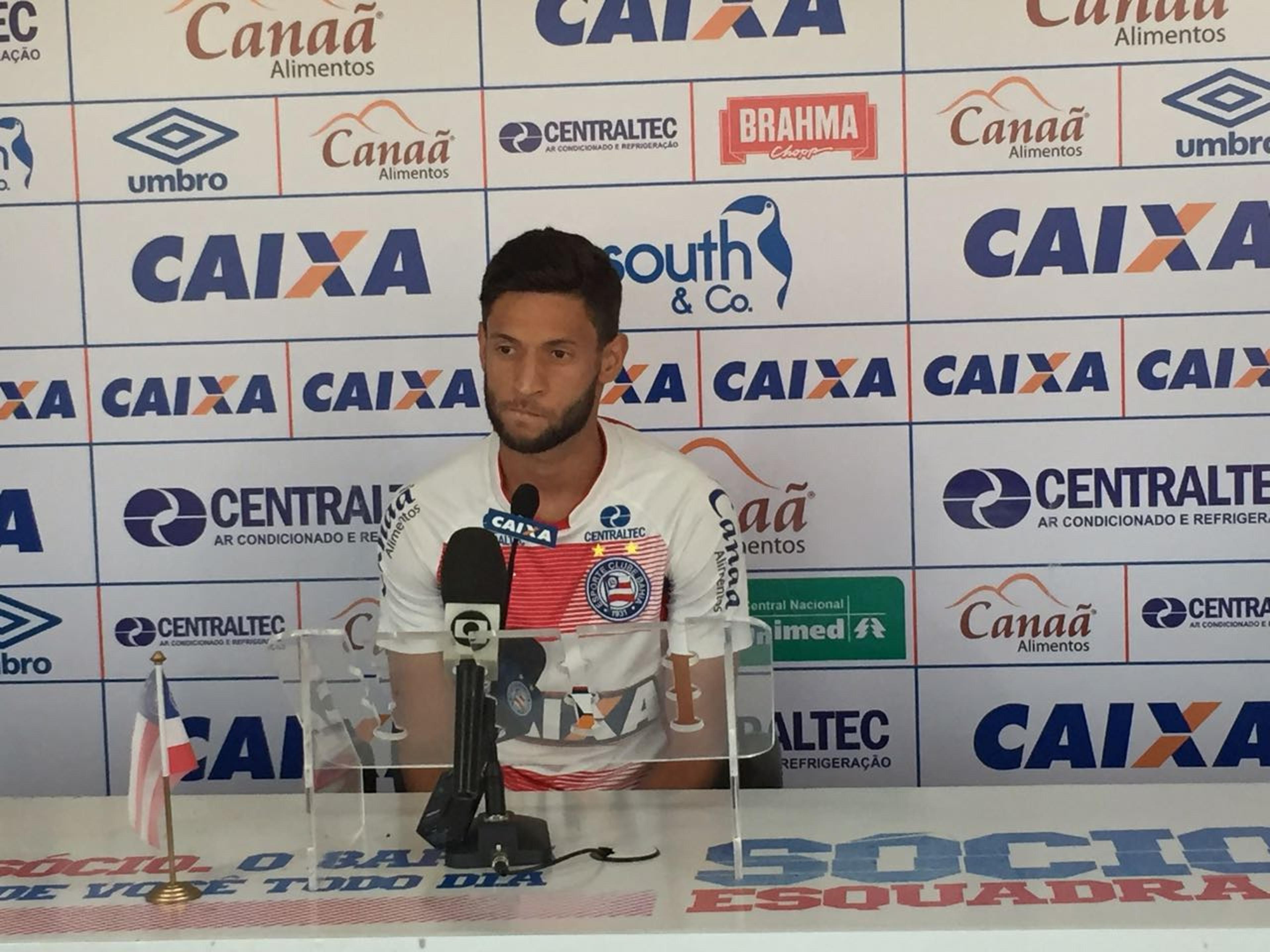 Pedida do Bahia afasta Corinthians de lateral Juninho Capixaba