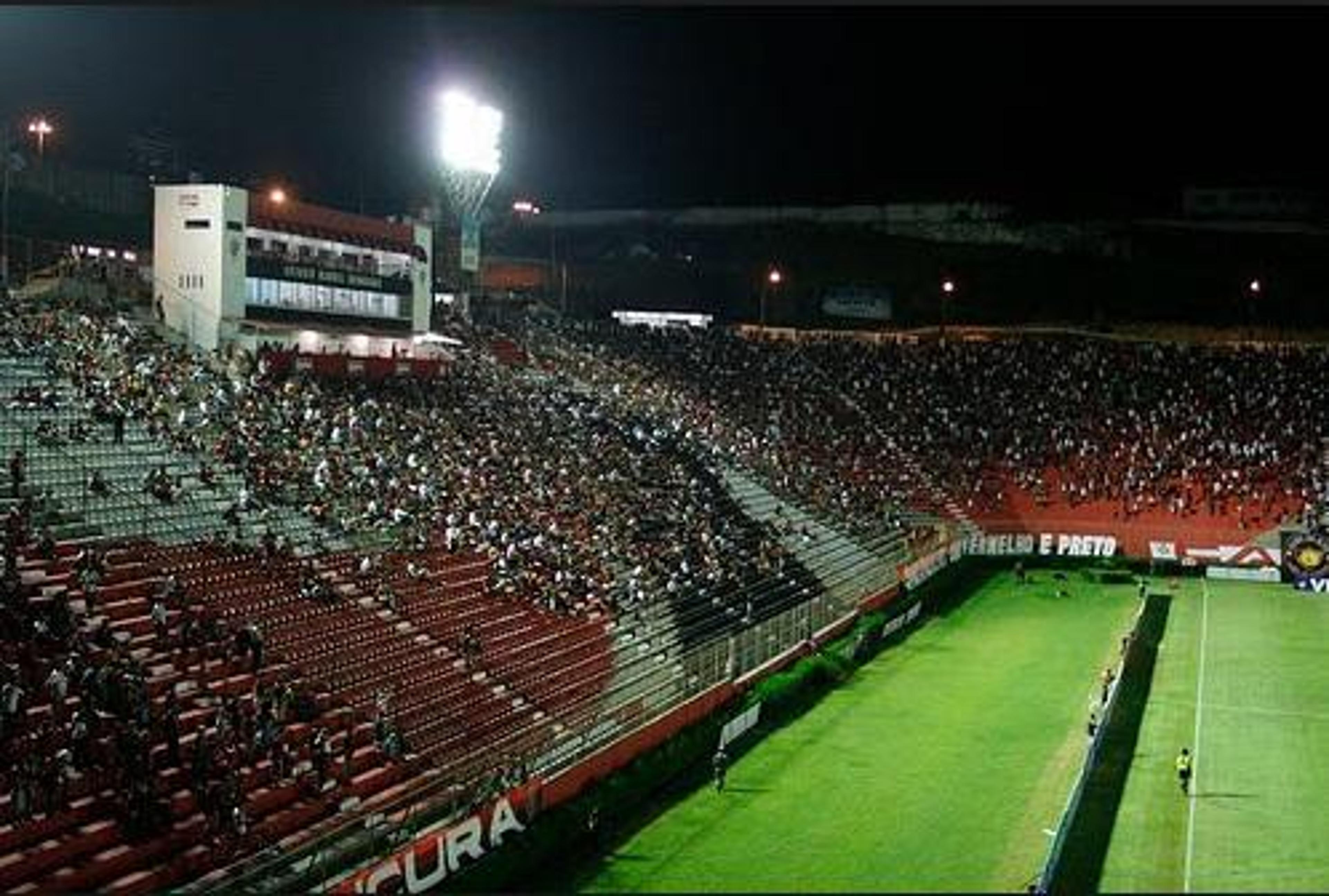 Times na parte de baixo da tabela, Vitória e São Bento se enfrentam no Barradão