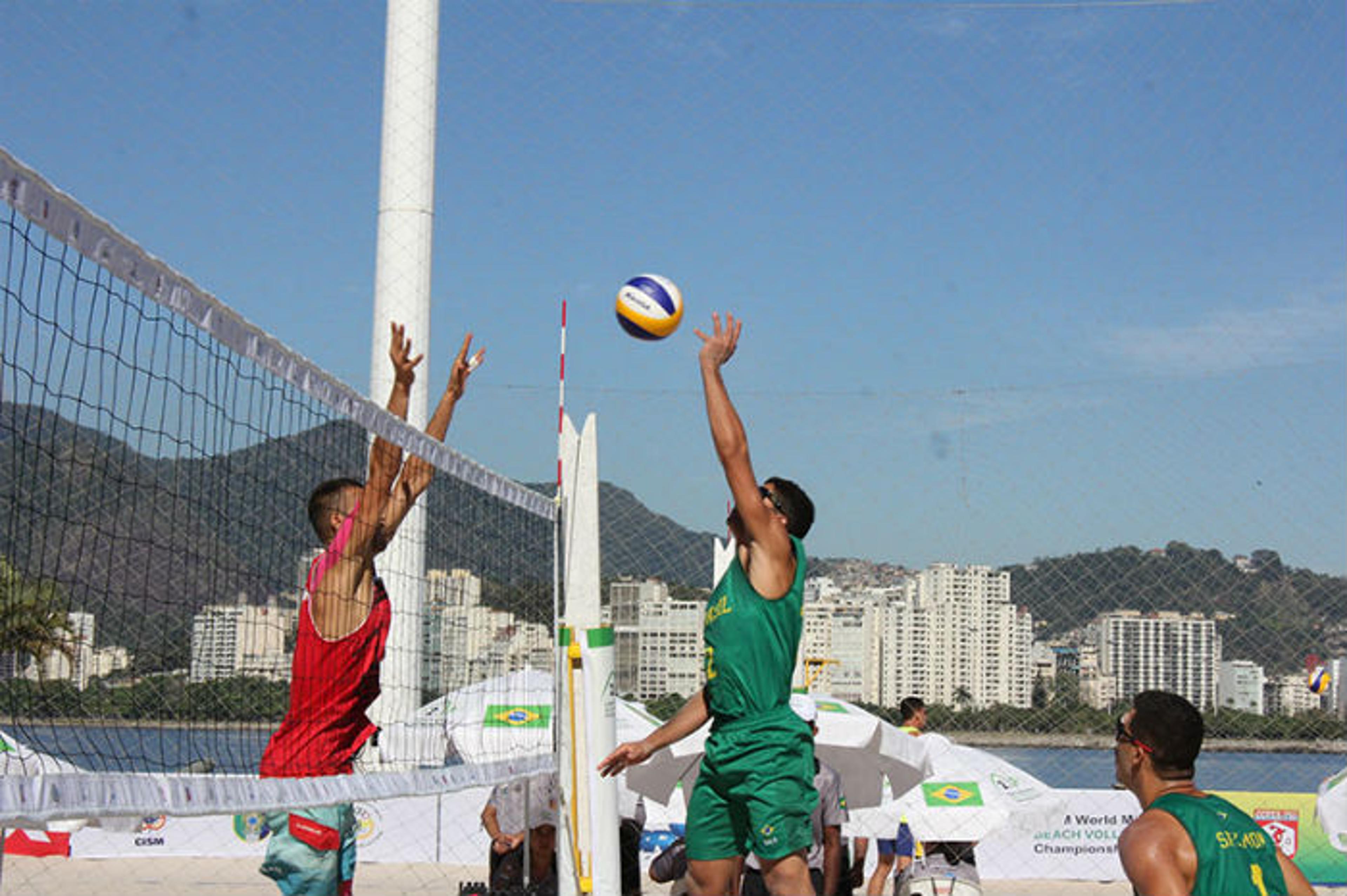 Brasileiros dominam as semifinais do Mundial militar de vôlei de praia