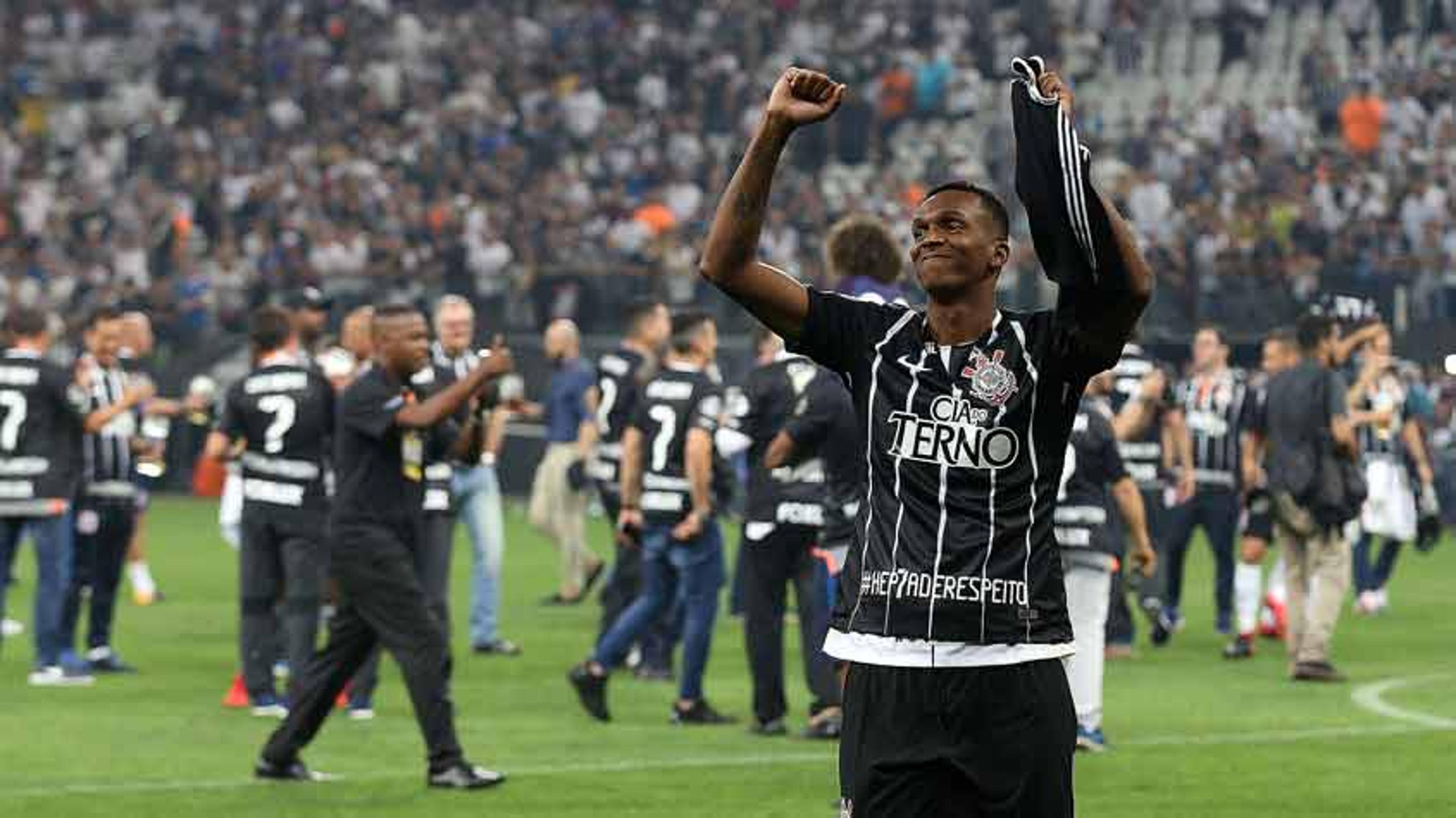 Após 12 anos, Jô volta ao topo, leva 2º Brasileirão pelo Corinthians e já projeta a Libertadores de 2018