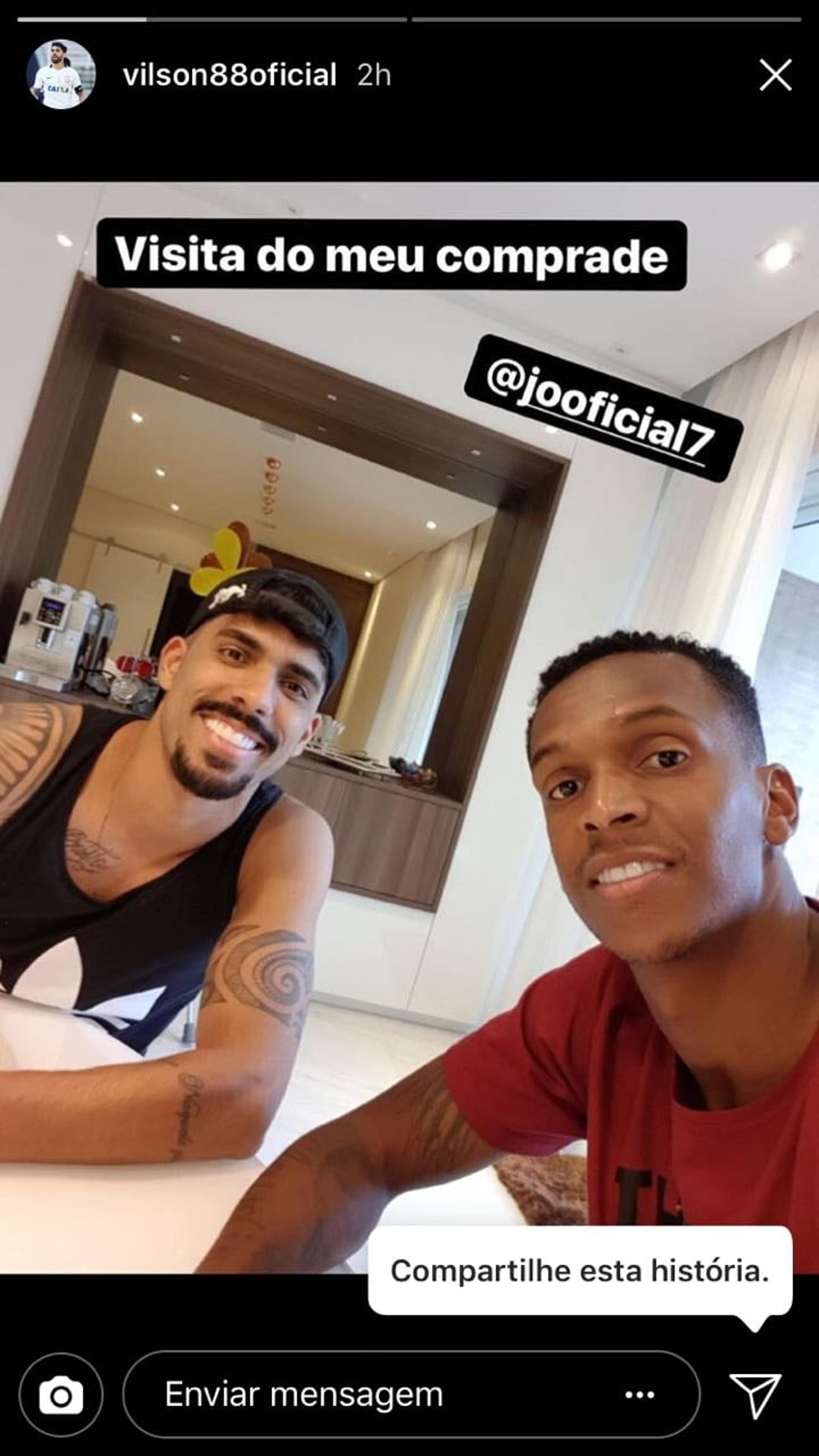 Zagueiro do Corinthians recebe visita de Jô, e posta foto de joelho operado