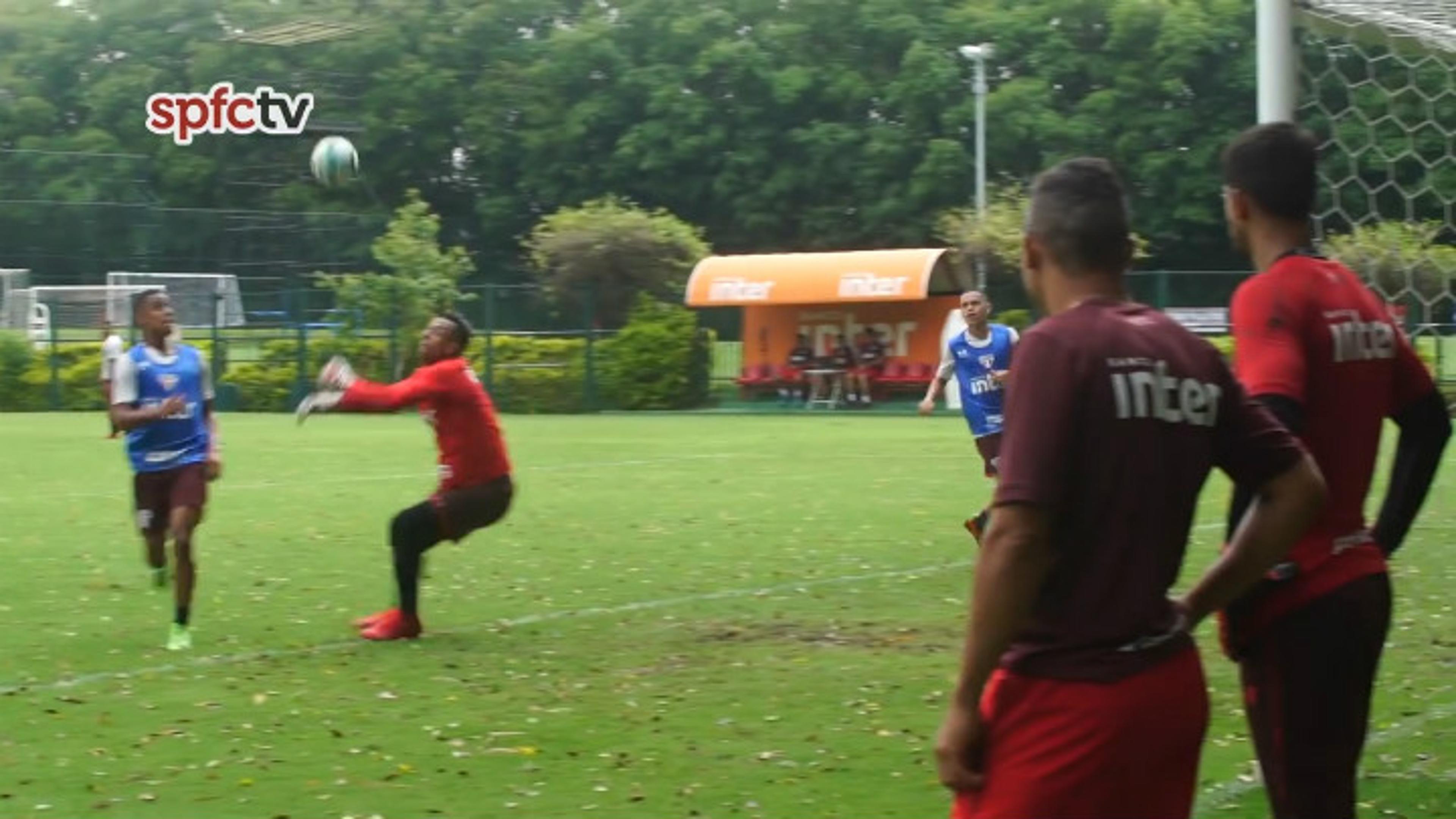 Brenner treina entre os titulares e faz belo gol no São Paulo; assista