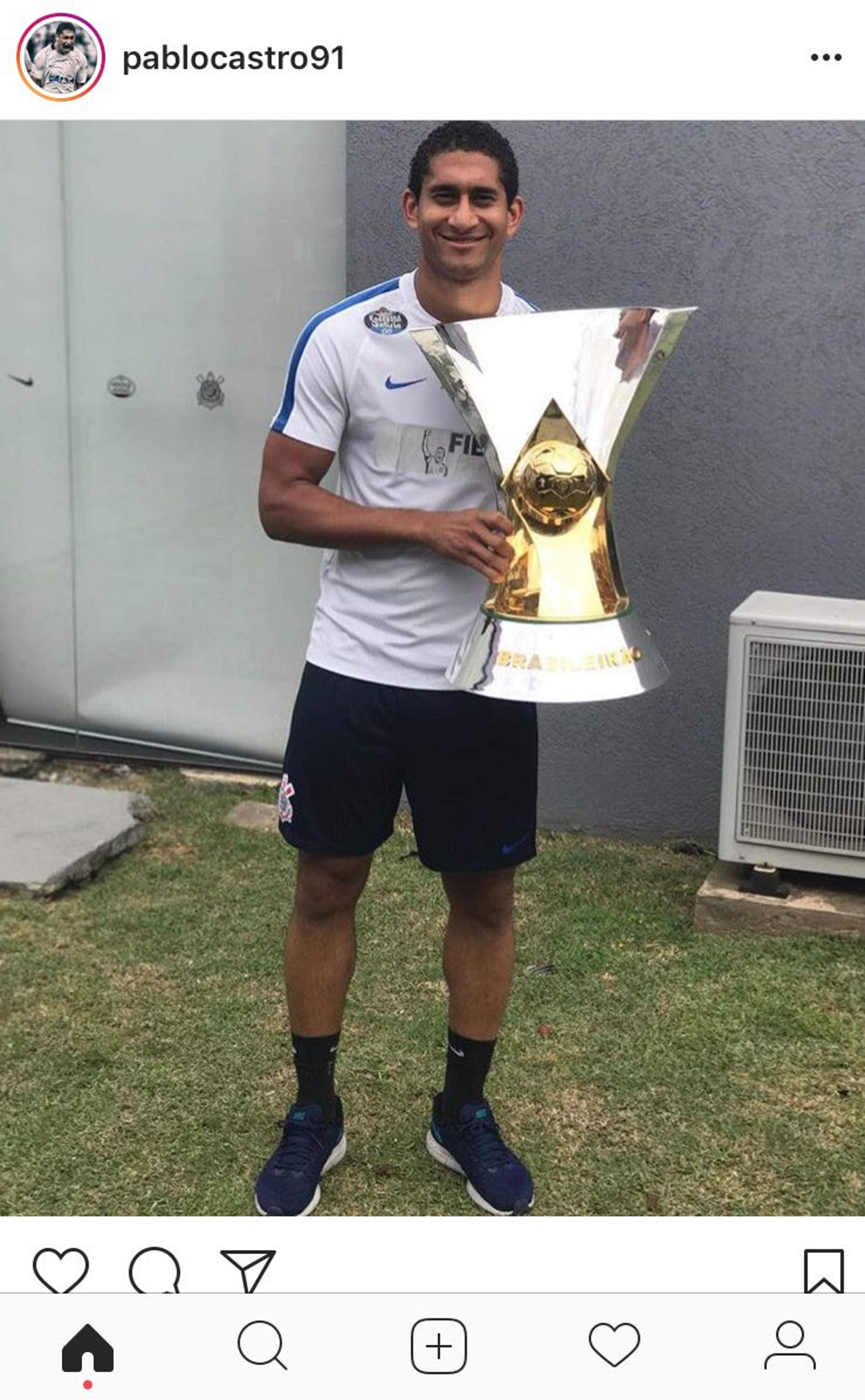 Após atrito, Pablo vai ao Corinthians e posta foto com taça do Brasileiro