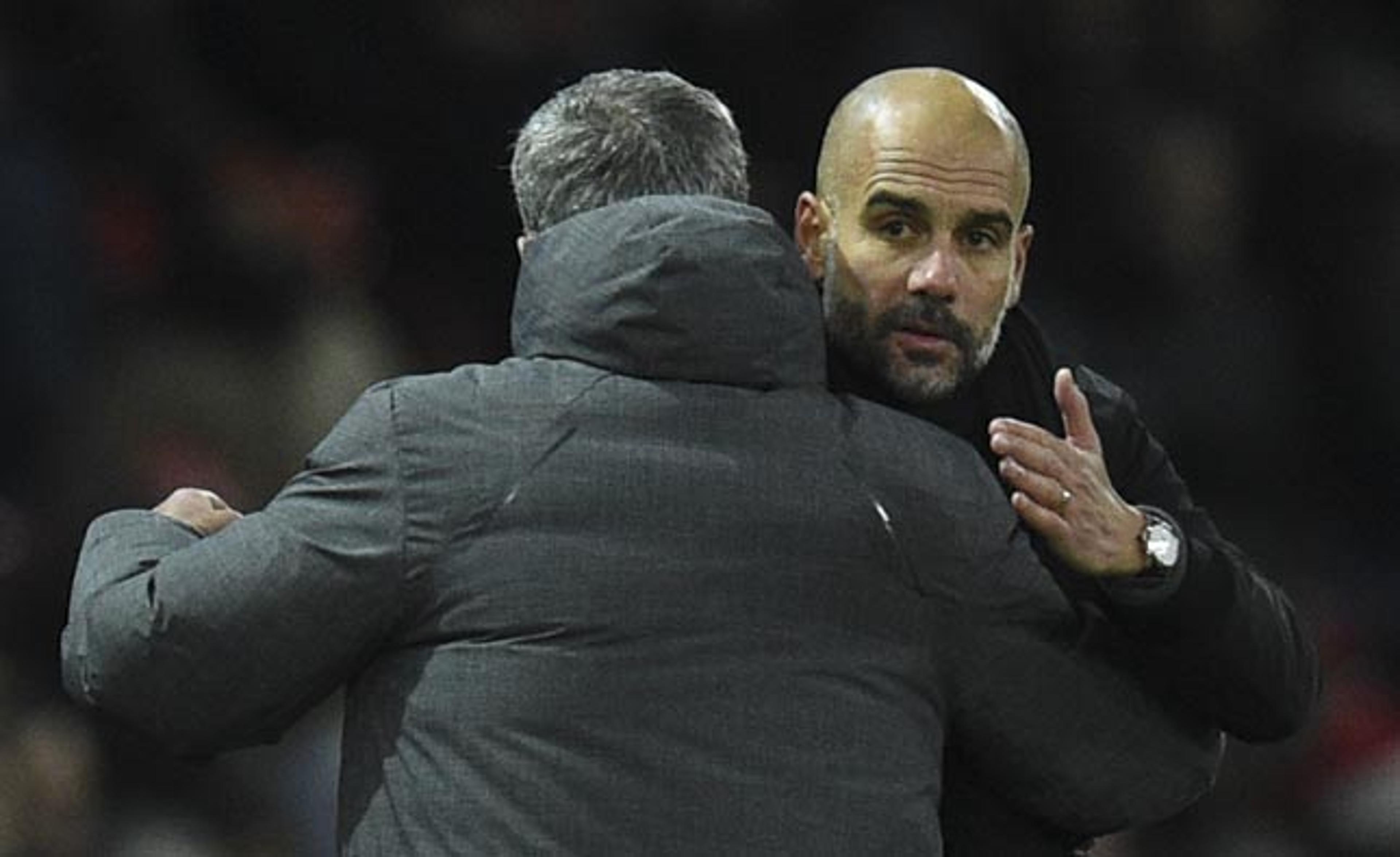 Guardiola cutuca Mourinho após vitória no clássico de Manchester