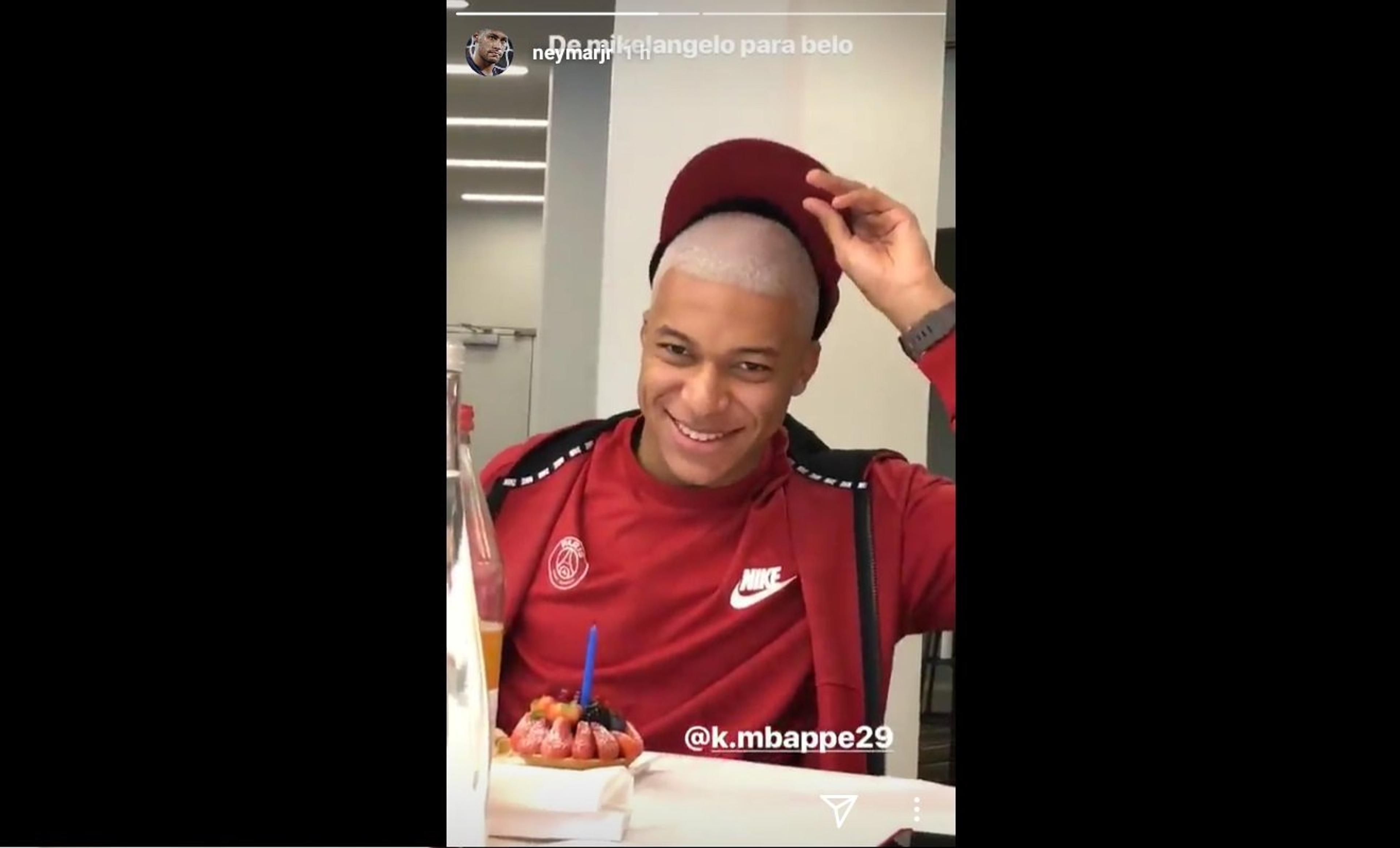 Aniversariante do dia, Mbappé muda visual e é zoado por Neymar