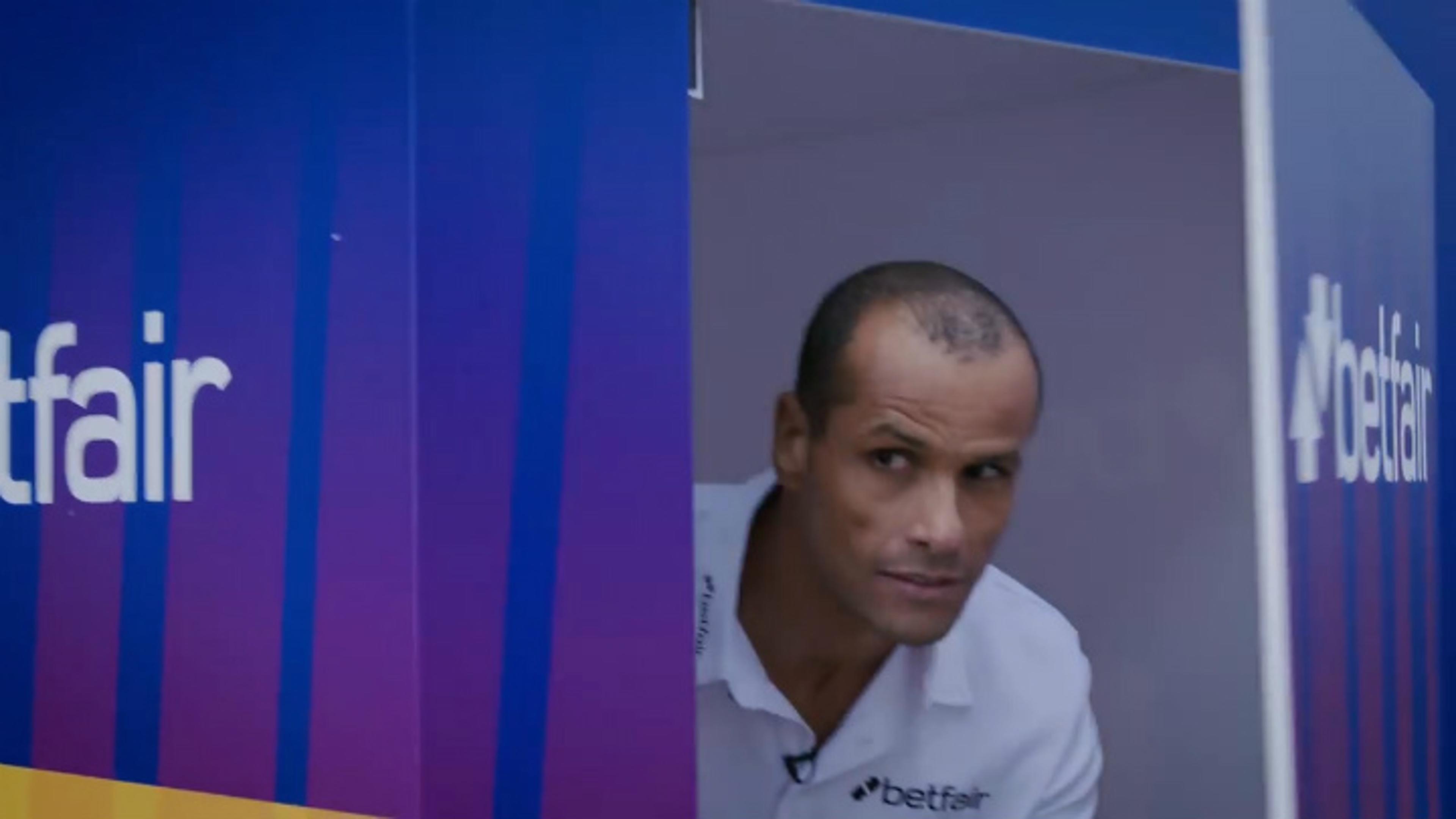 Rivaldo vira ‘presente de Natal’ no Camp Nou; assista