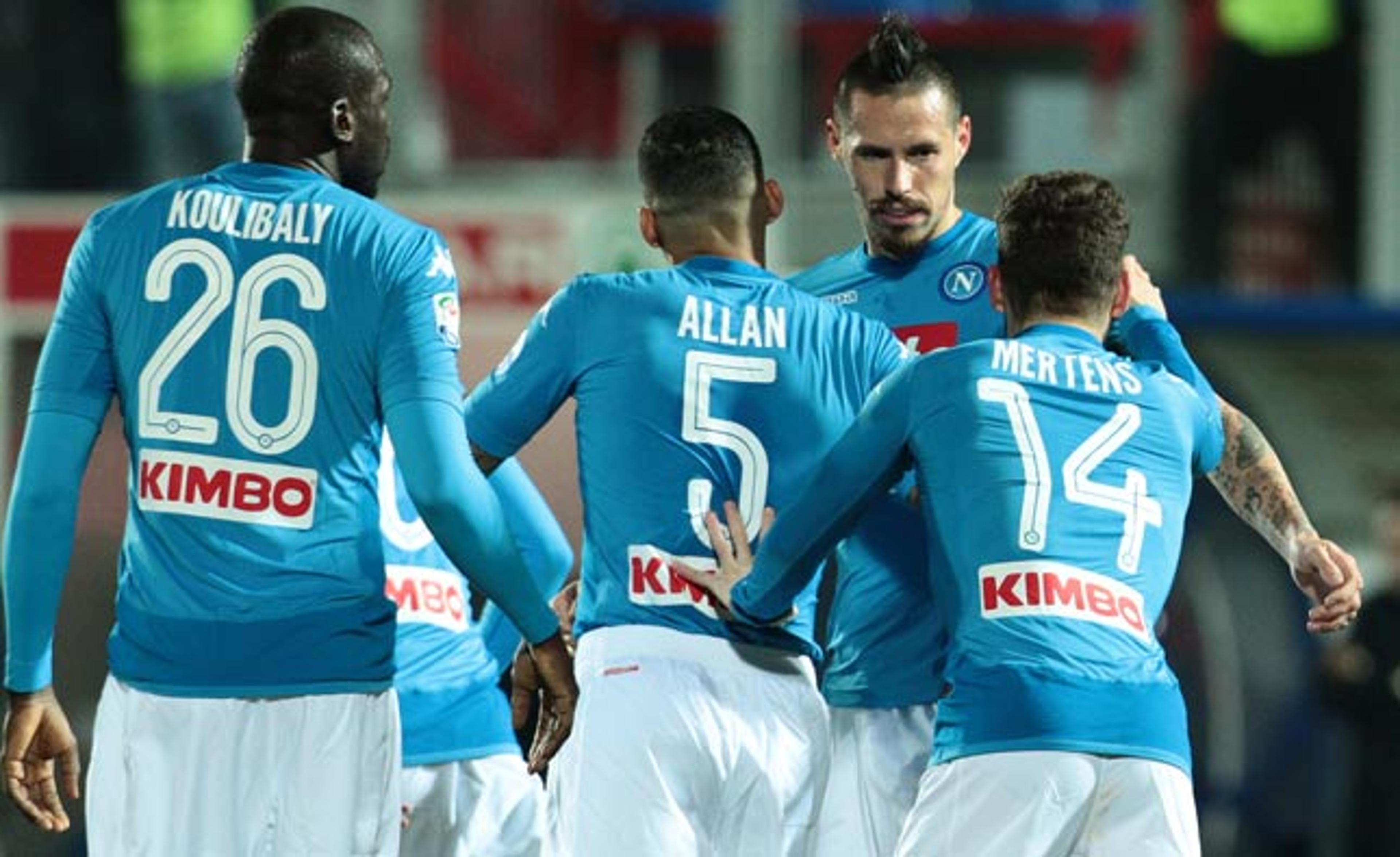 Napoli bate o Crotone e termina 2017 na liderança do Campeonato Italiano