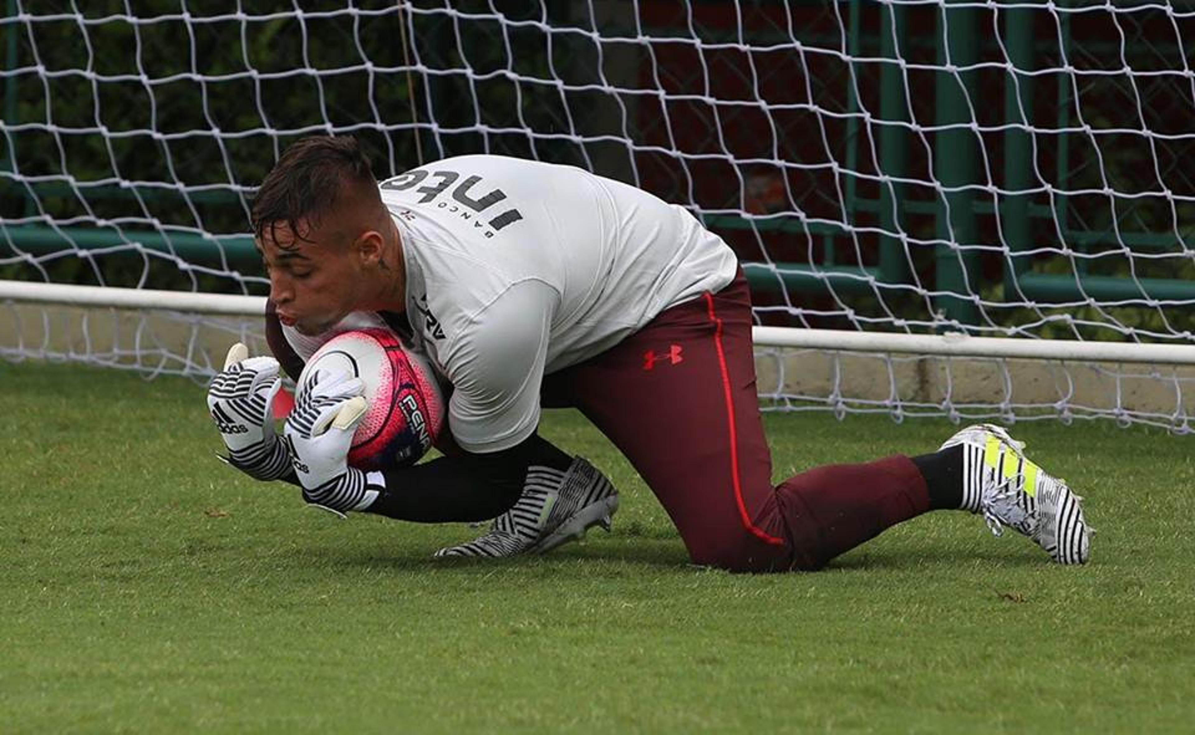 Goleiro Jean aparece no BID e fica livre para estrear pelo São Paulo