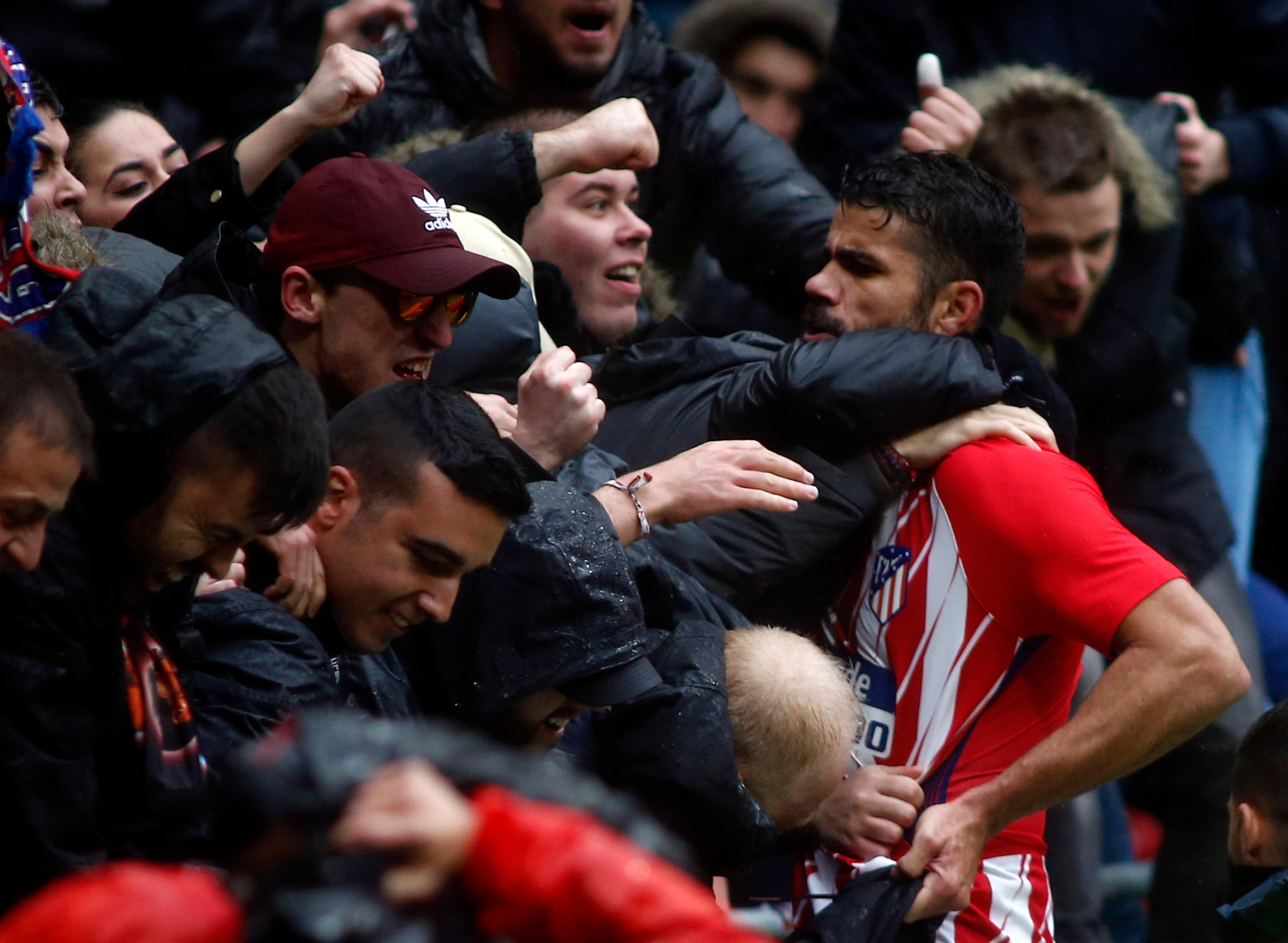 Diego Costa é titular, faz gol e acaba expulso em vitória do Atlético