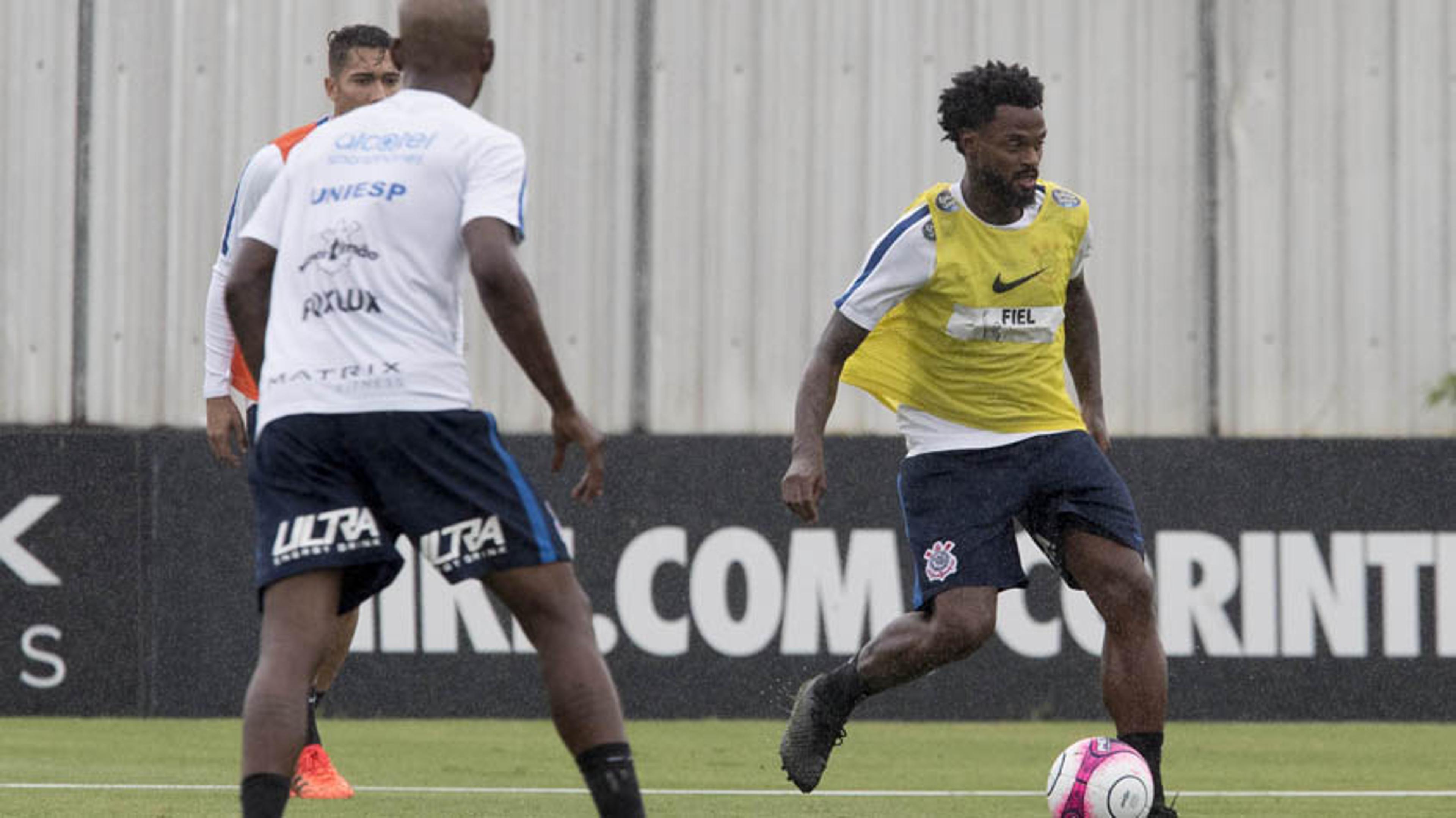 Sem Jadson, Corinthians treina com todos os reforços pela primeira vez