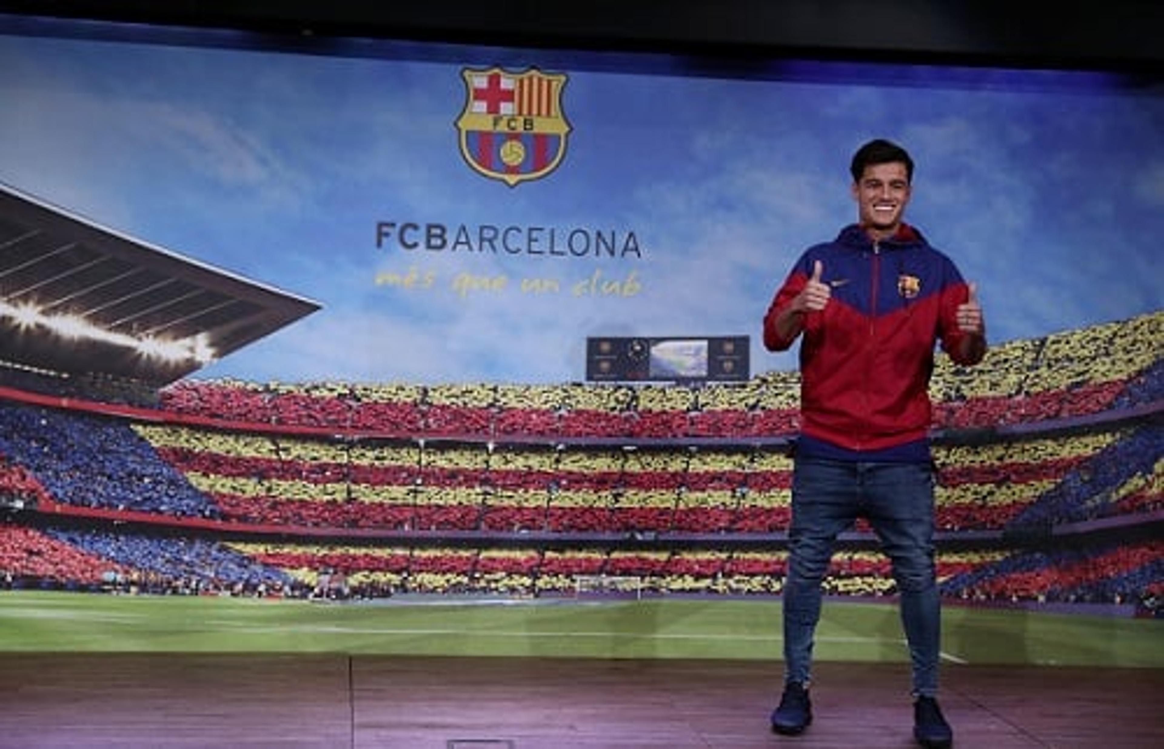 Coutinho posa com casaco do Barcelona: ‘Sonho virando realidade’