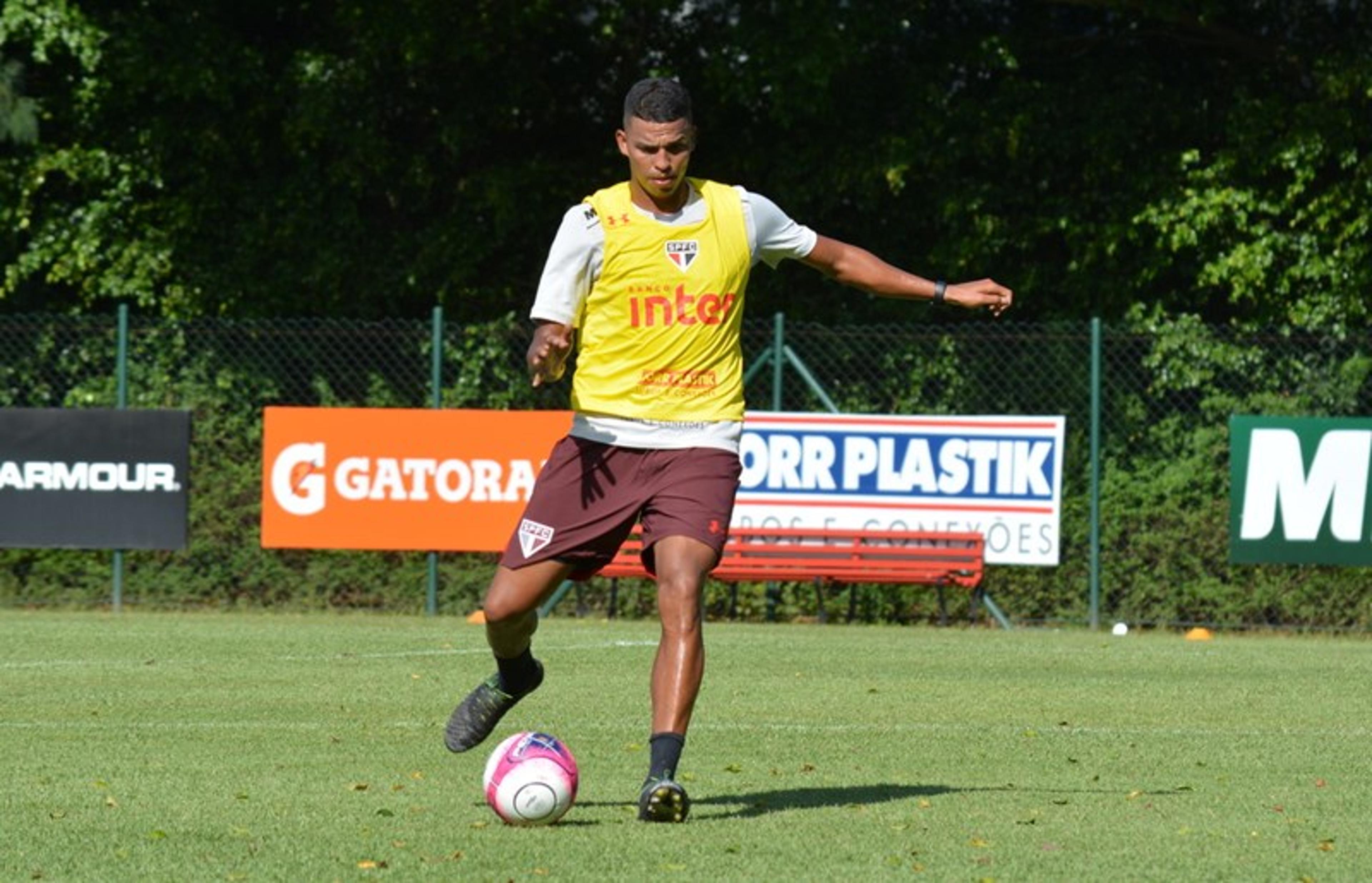 Aderllan se diz motivado com Anderson Martins no São Paulo