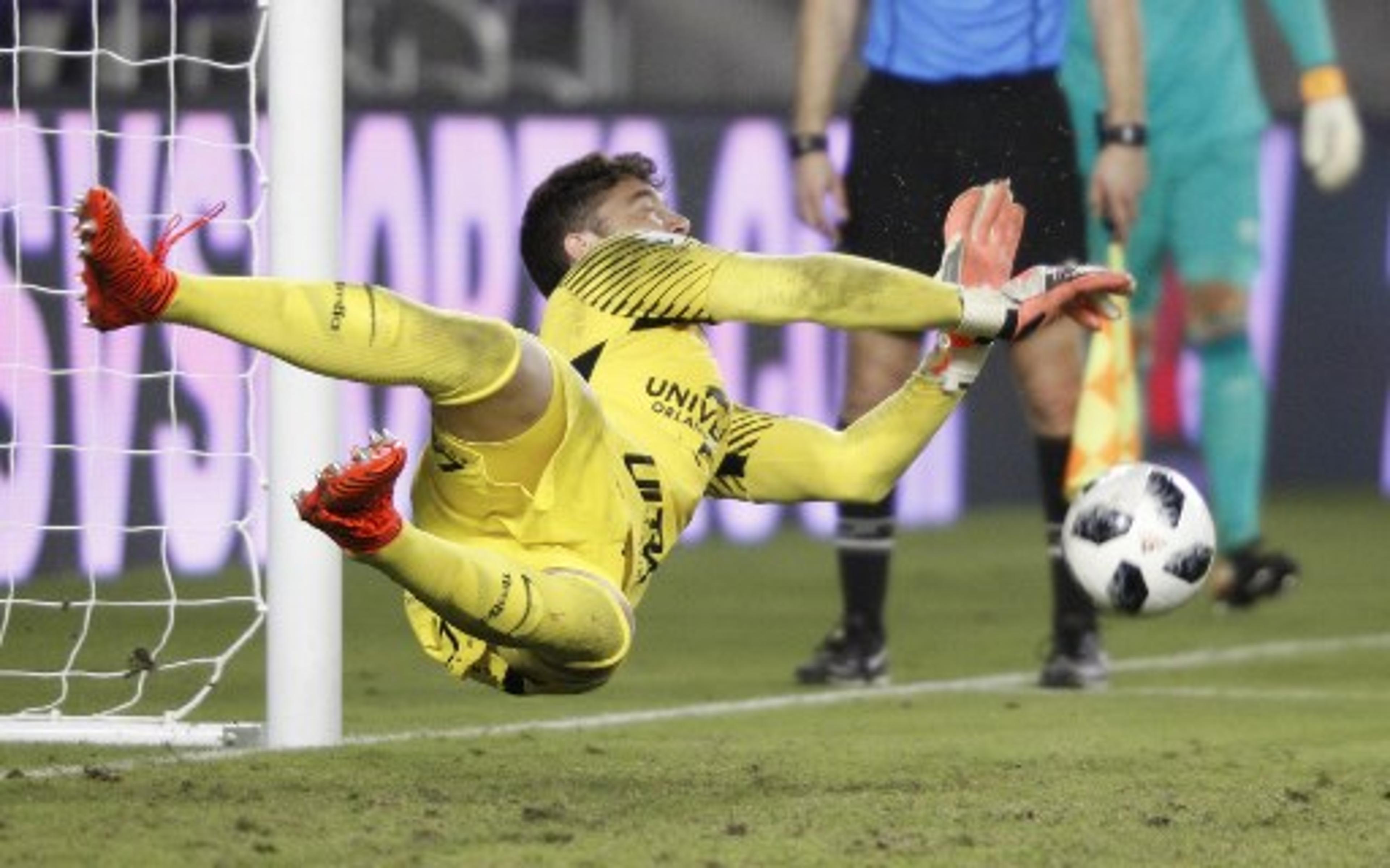 Herói no Corinthians, Caíque França elege melhor defesa contra o PSV