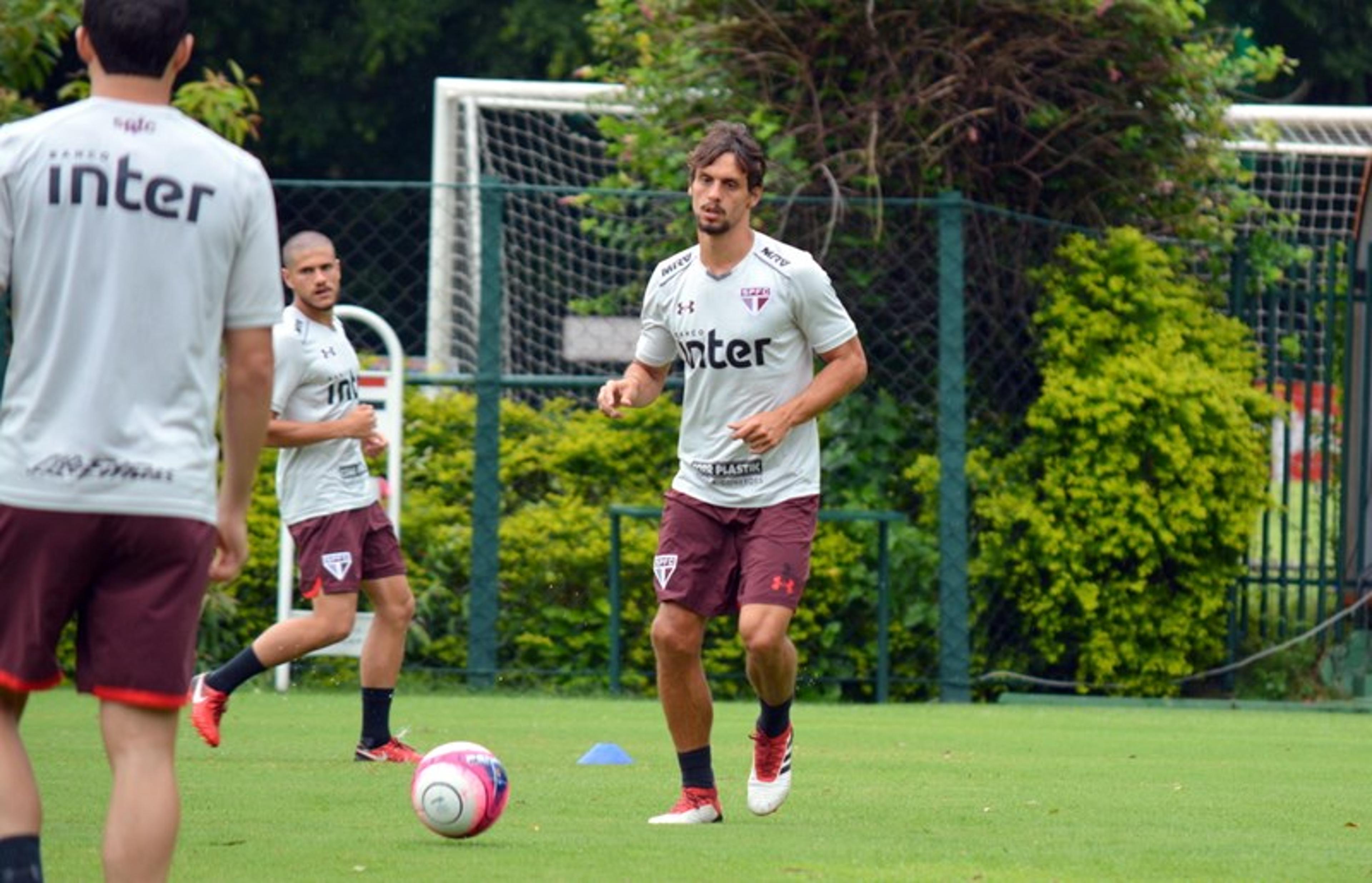 Após dores pela manhã, Rodrigo Caio volta a treinar no São Paulo