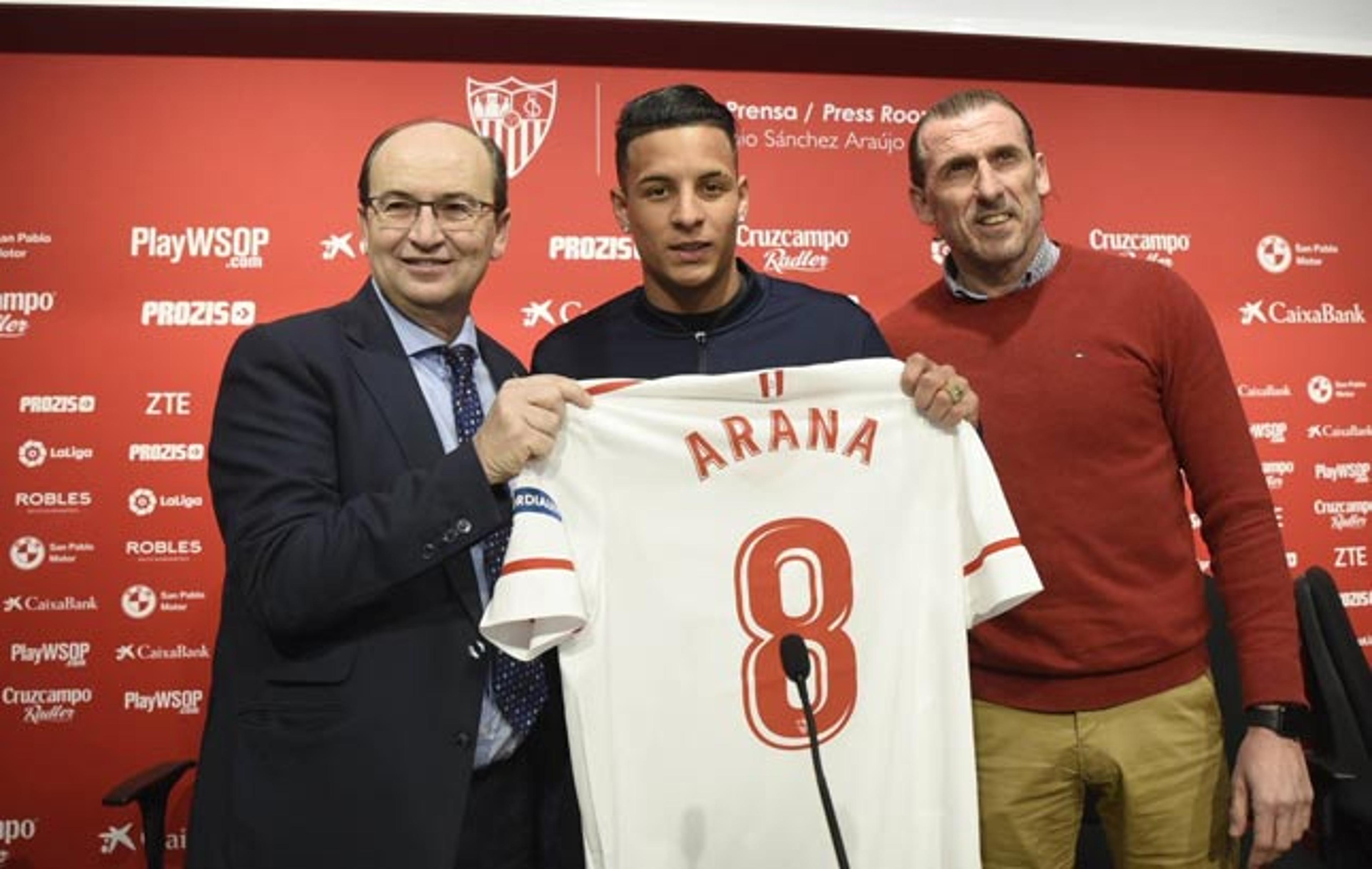 Diretor do Corinthians volta ao Brasil sem fechar contratação de Arana