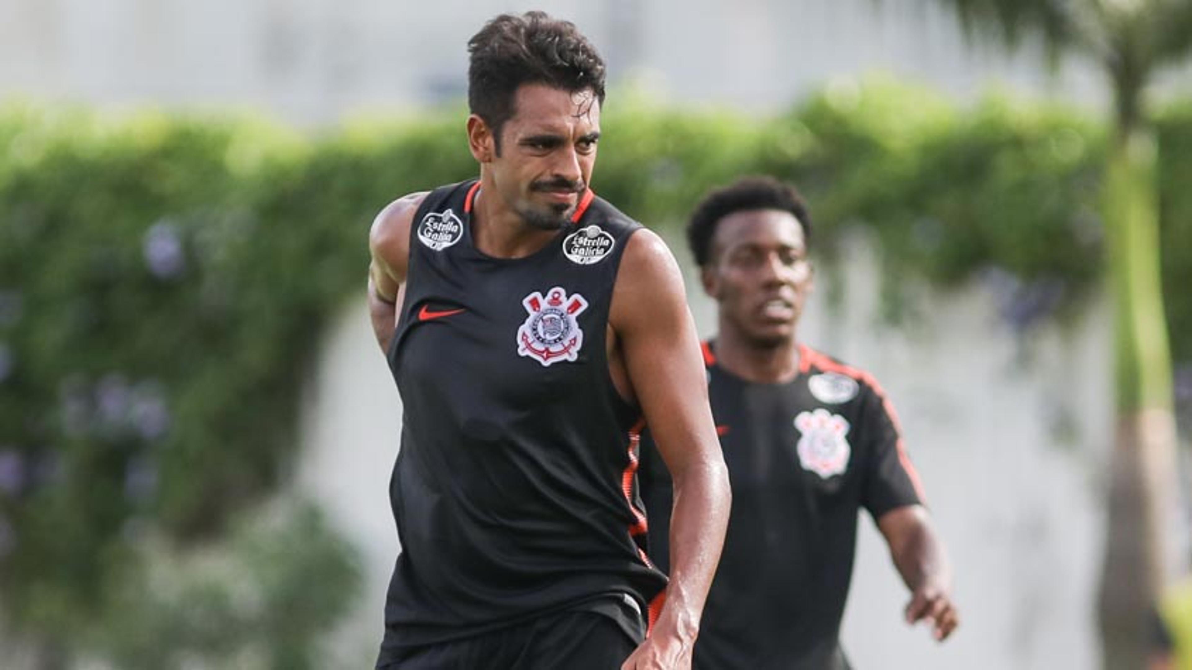 ‘Bom e barato’, Júnior Dutra começa a ganhar espaço no Corinthians