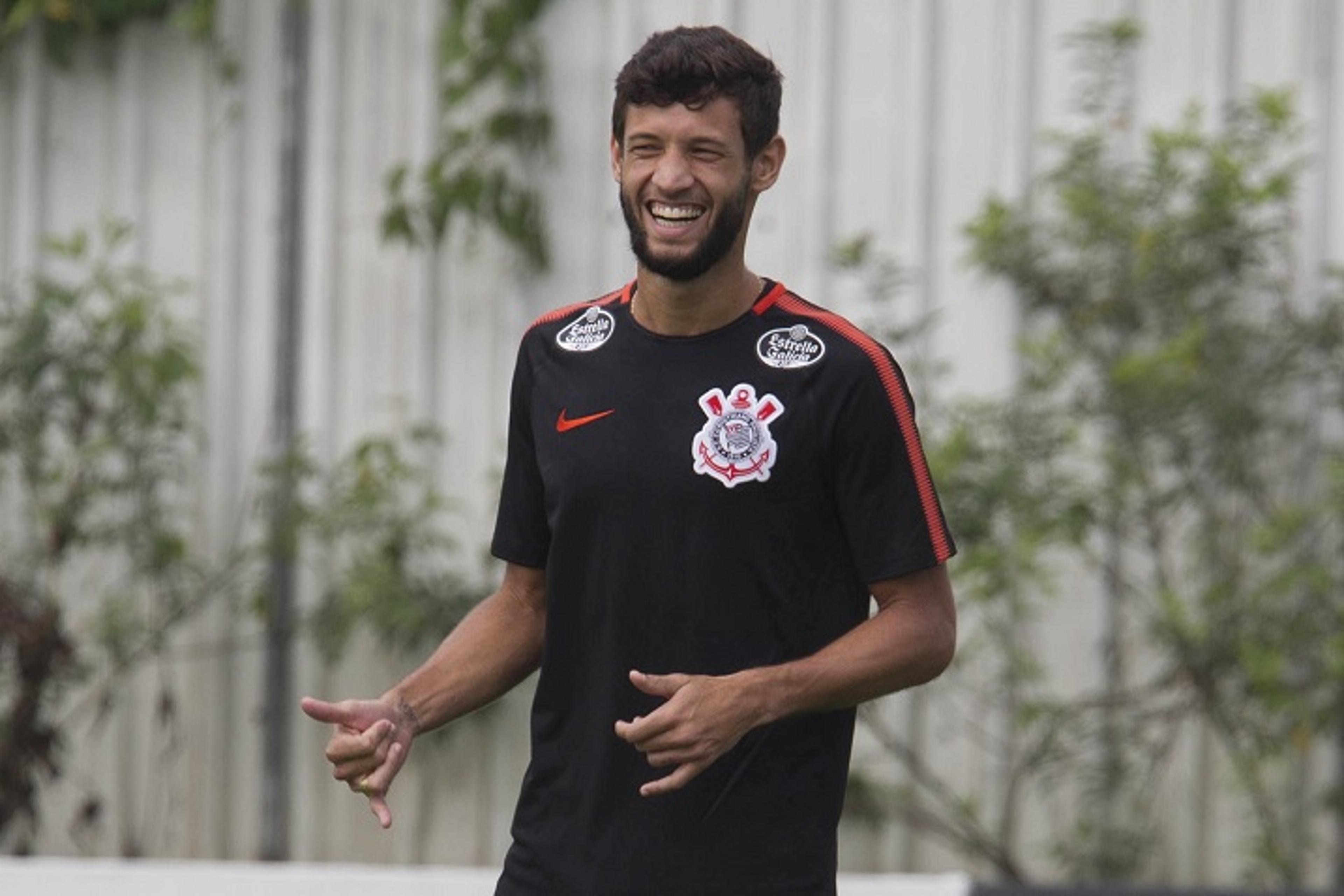 Corinthians sente falta de Arana, mas Carille crê em evolução de Capixaba