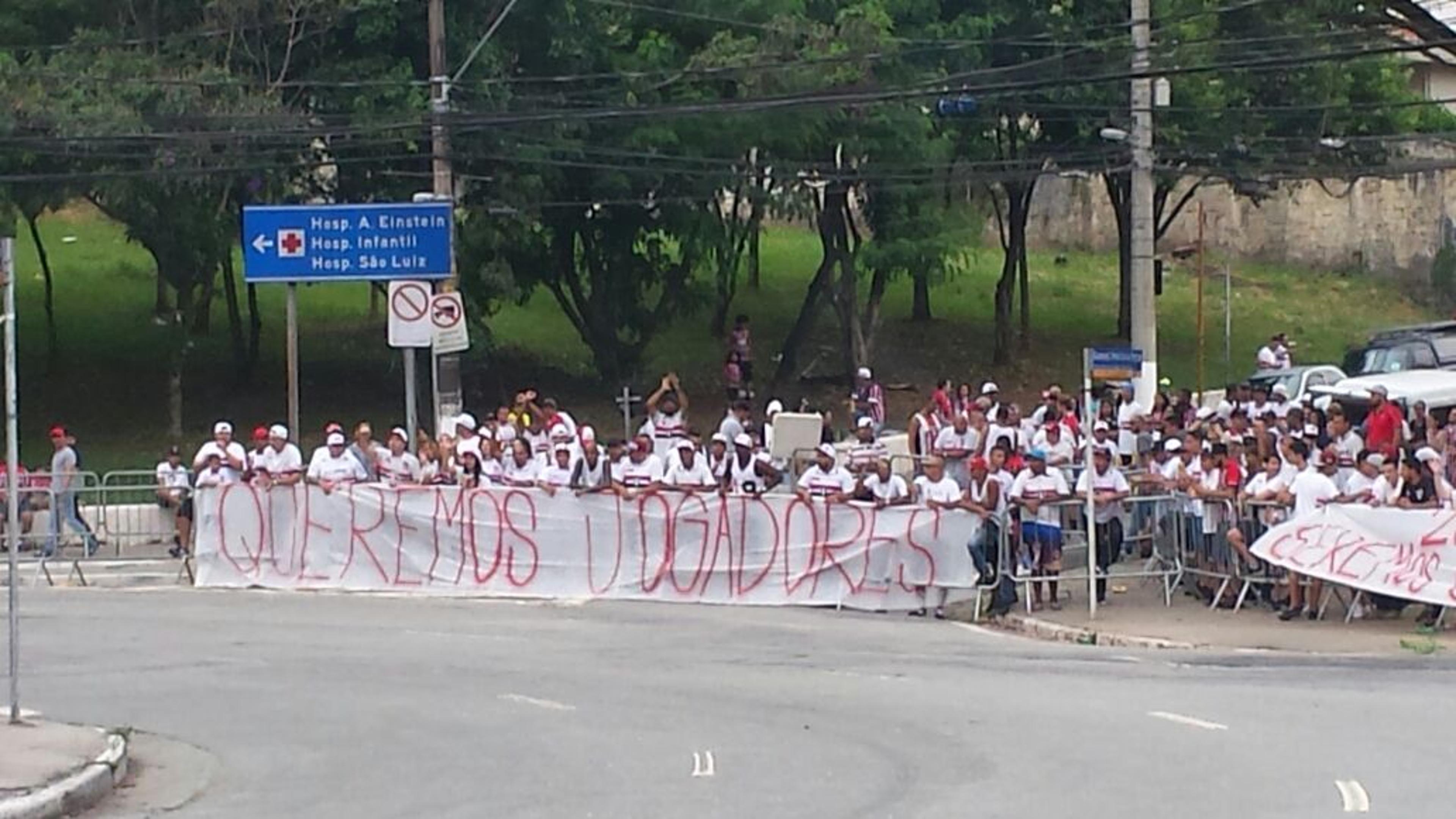 Torcida pede Calleri e reforços no São Paulo: ‘Chega de time grande não cai’