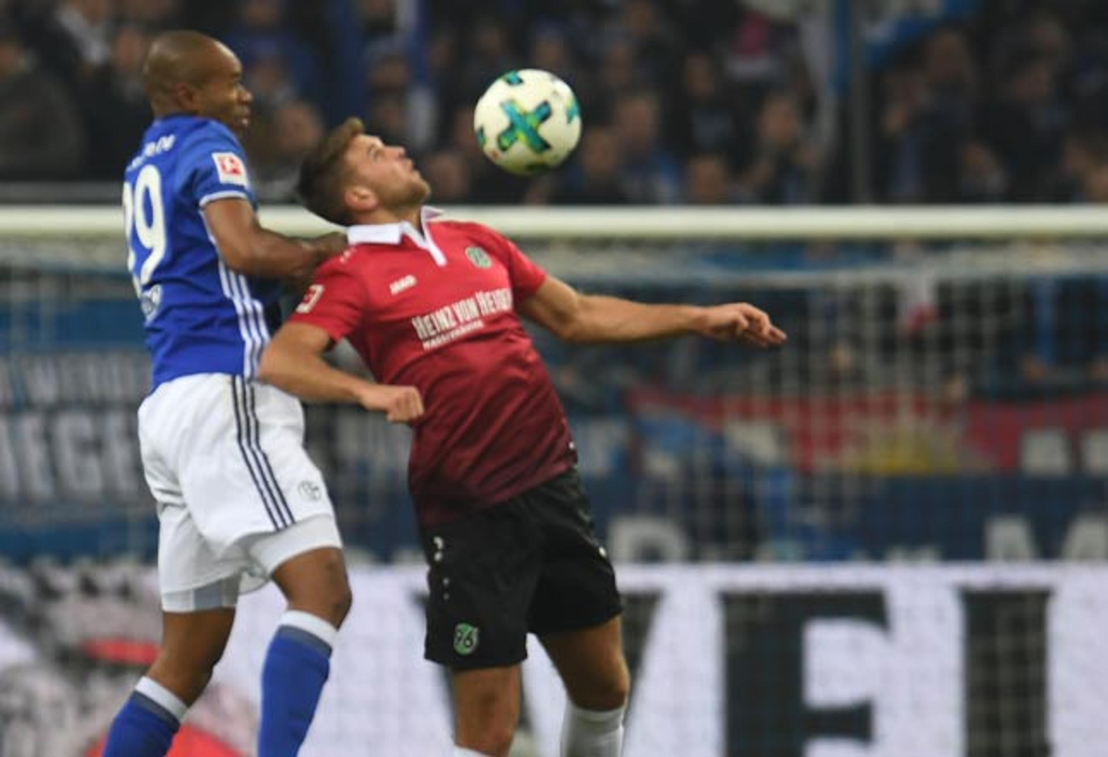 Schalke leva gol no fim e só empata em casa com o Hannover