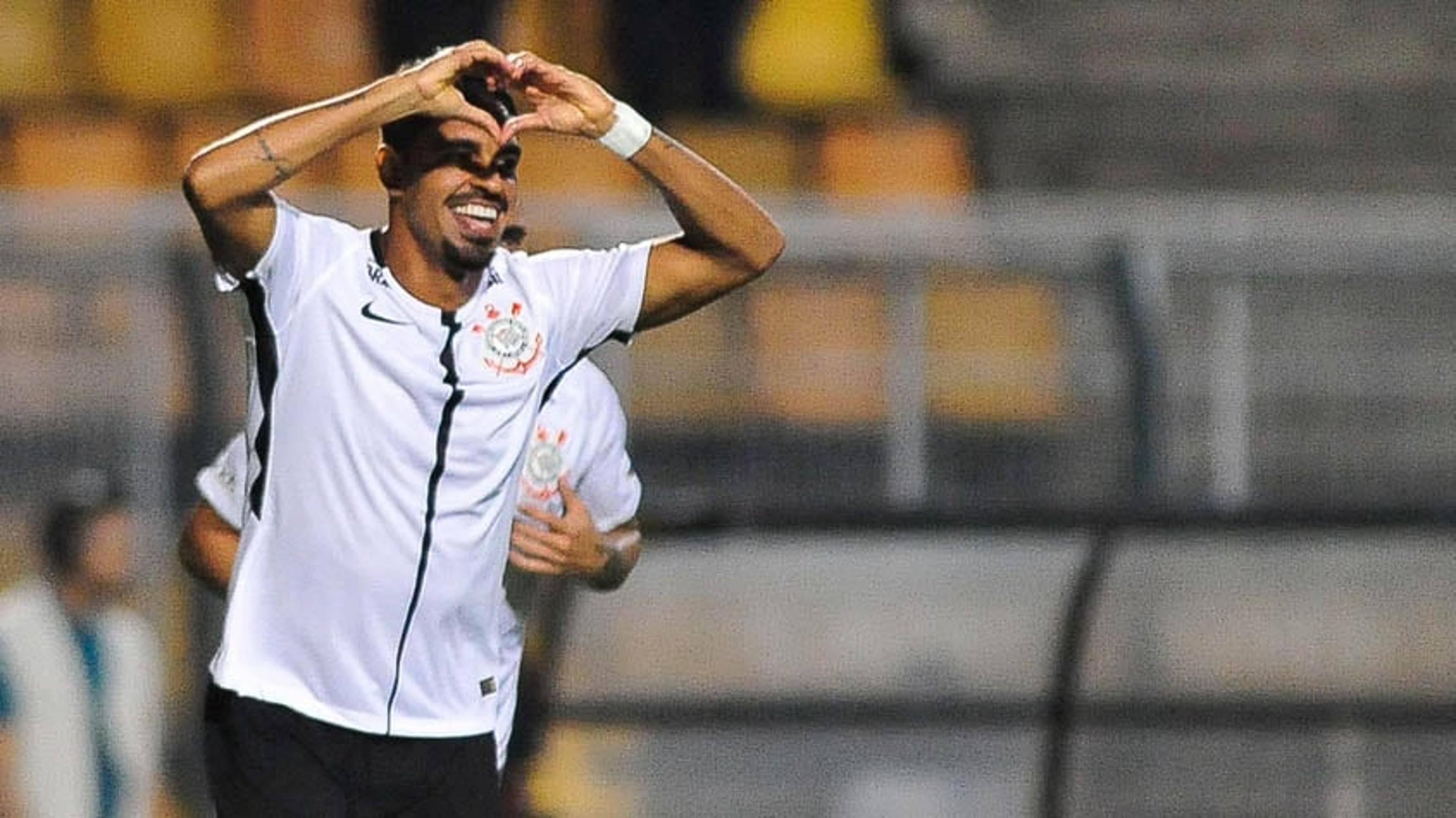 Pivô, falso 9 ou de lado? Júnior Dutra dá opções a Carille no Corinthians