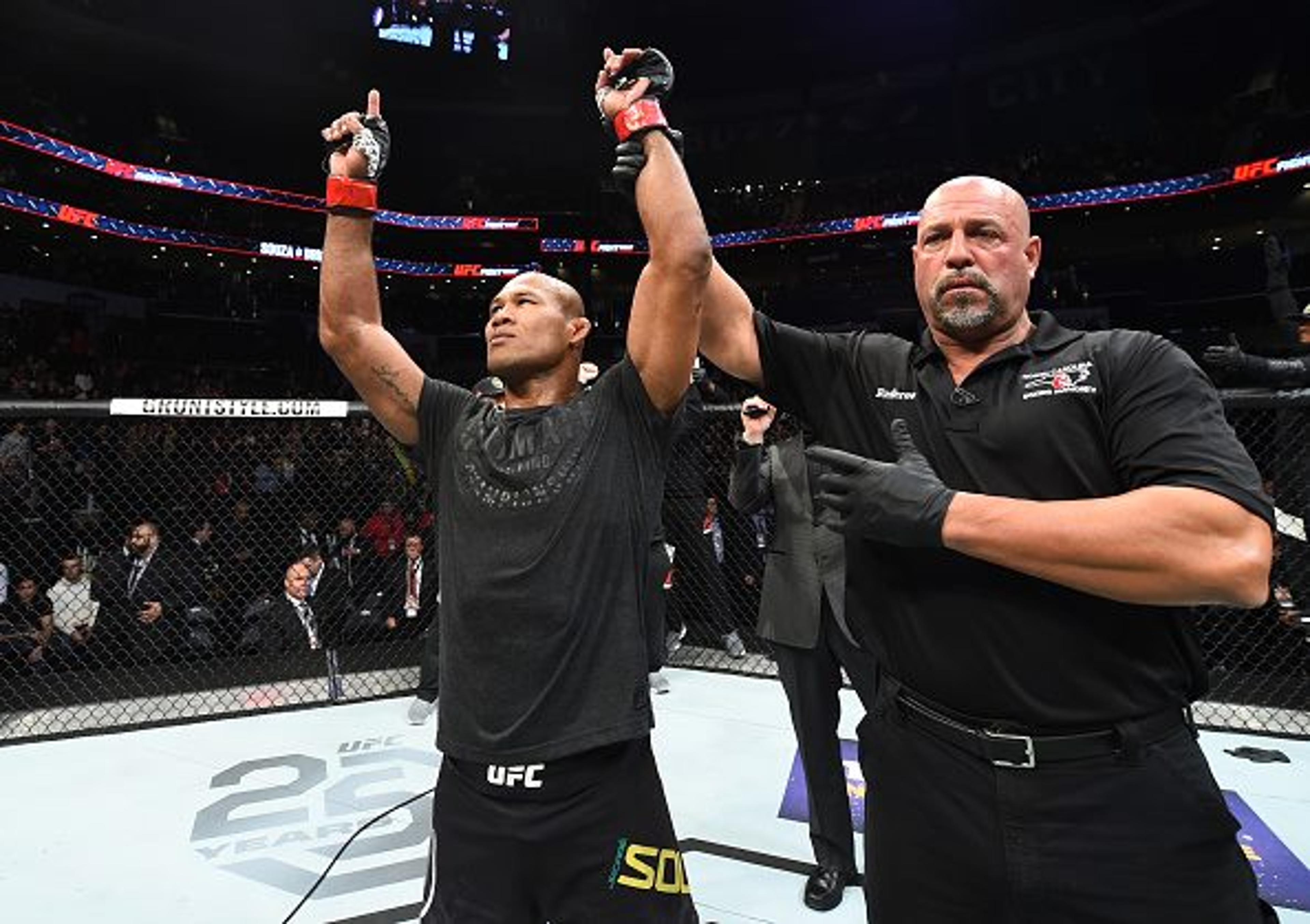 Jacaré nocauteia Brunson com chute incrível e brilha em retorno ao UFC