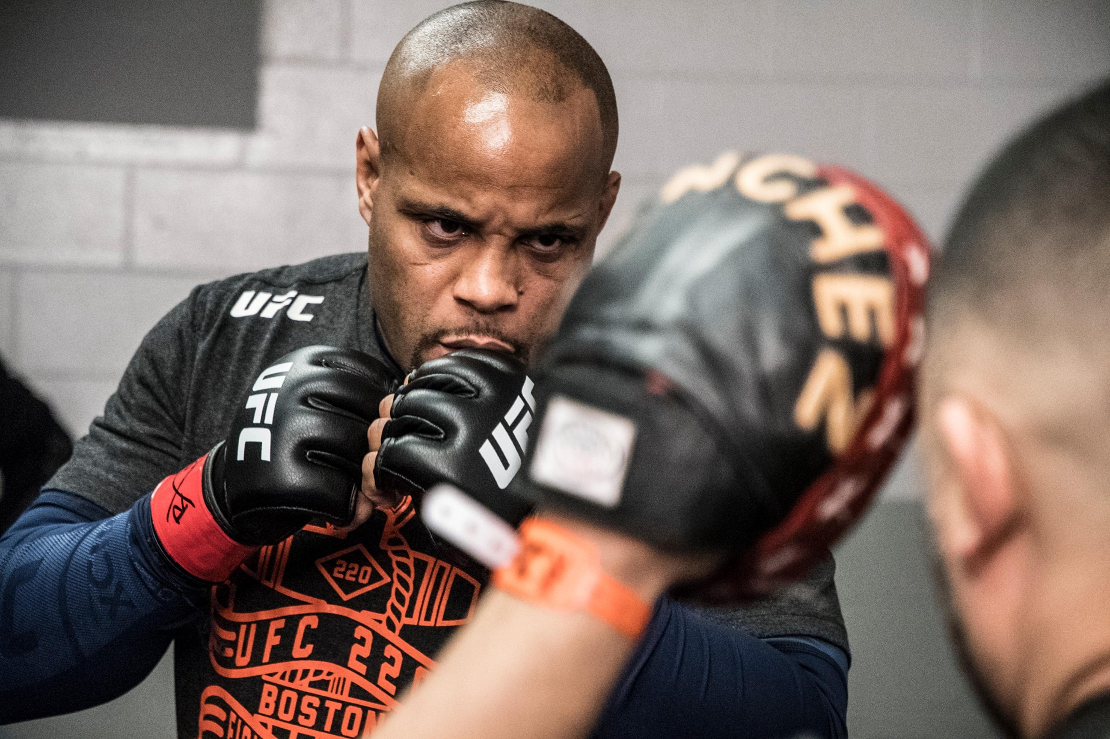 Daniel Cormier e Miocic mostram bastidores de gravações do TUF 27