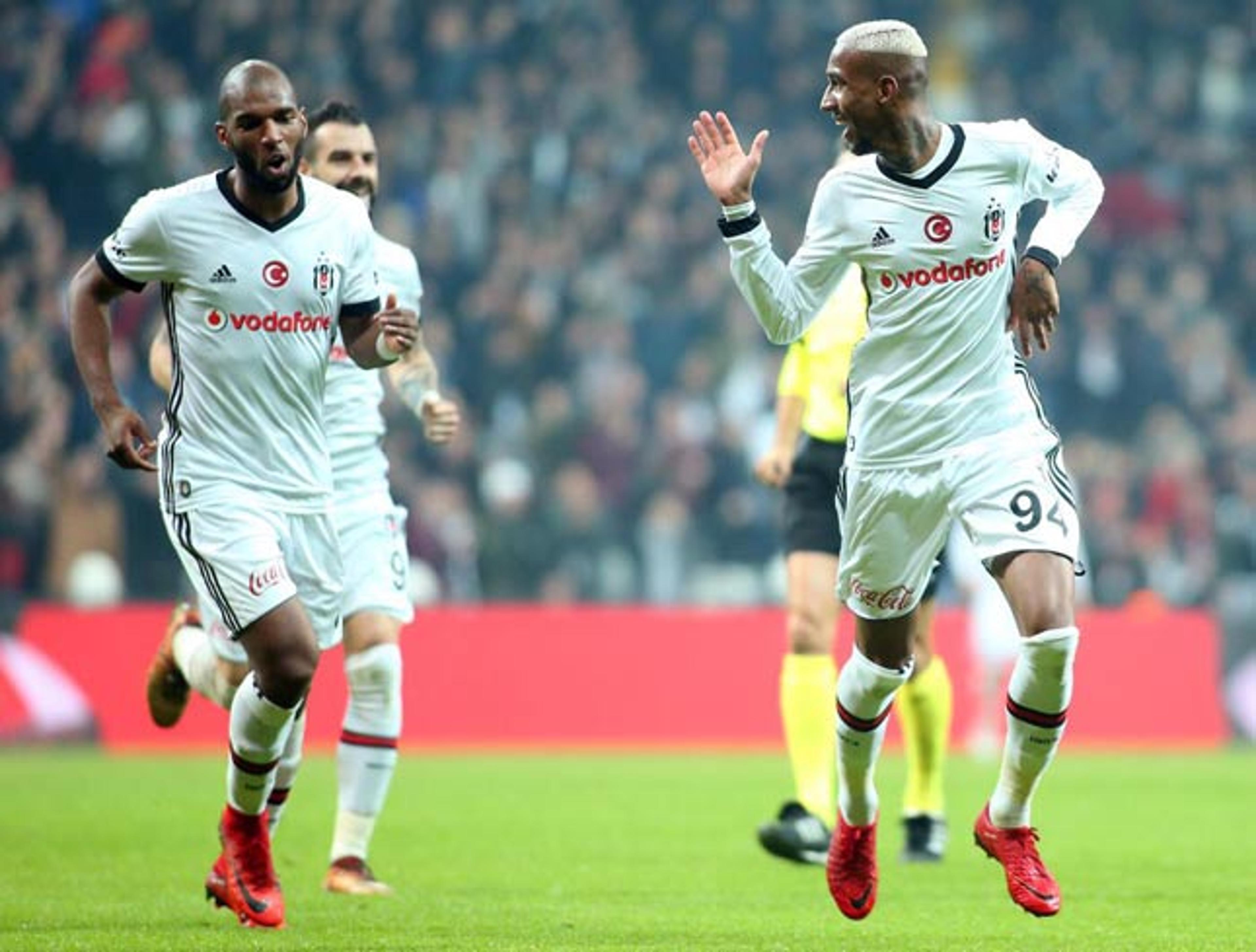 Love fica no banco, Talisca marca e Besiktas vence na Copa da Turquia