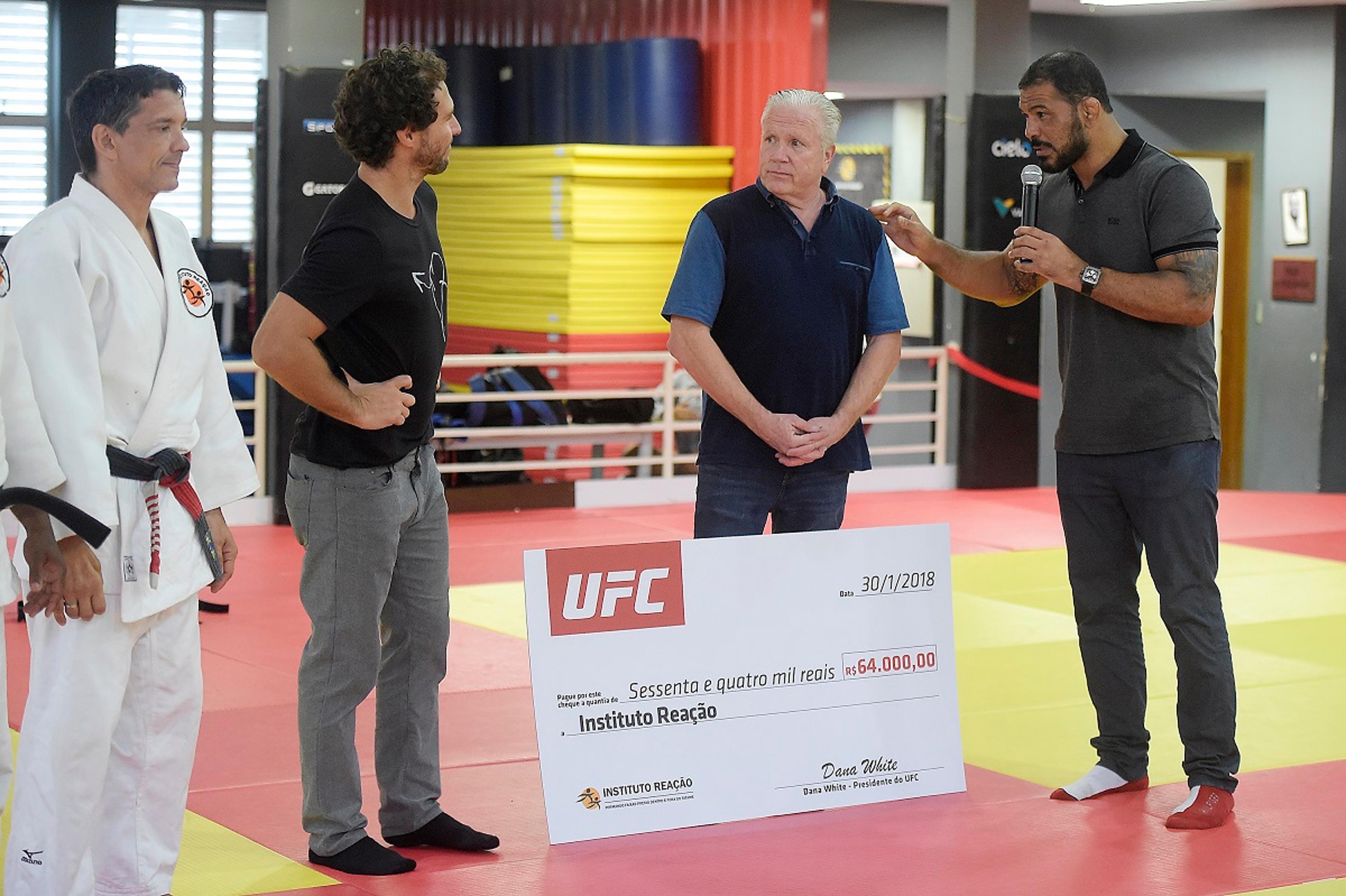 Com presença de Minotauro, UFC faz doação para Instituto Reação, no Rio