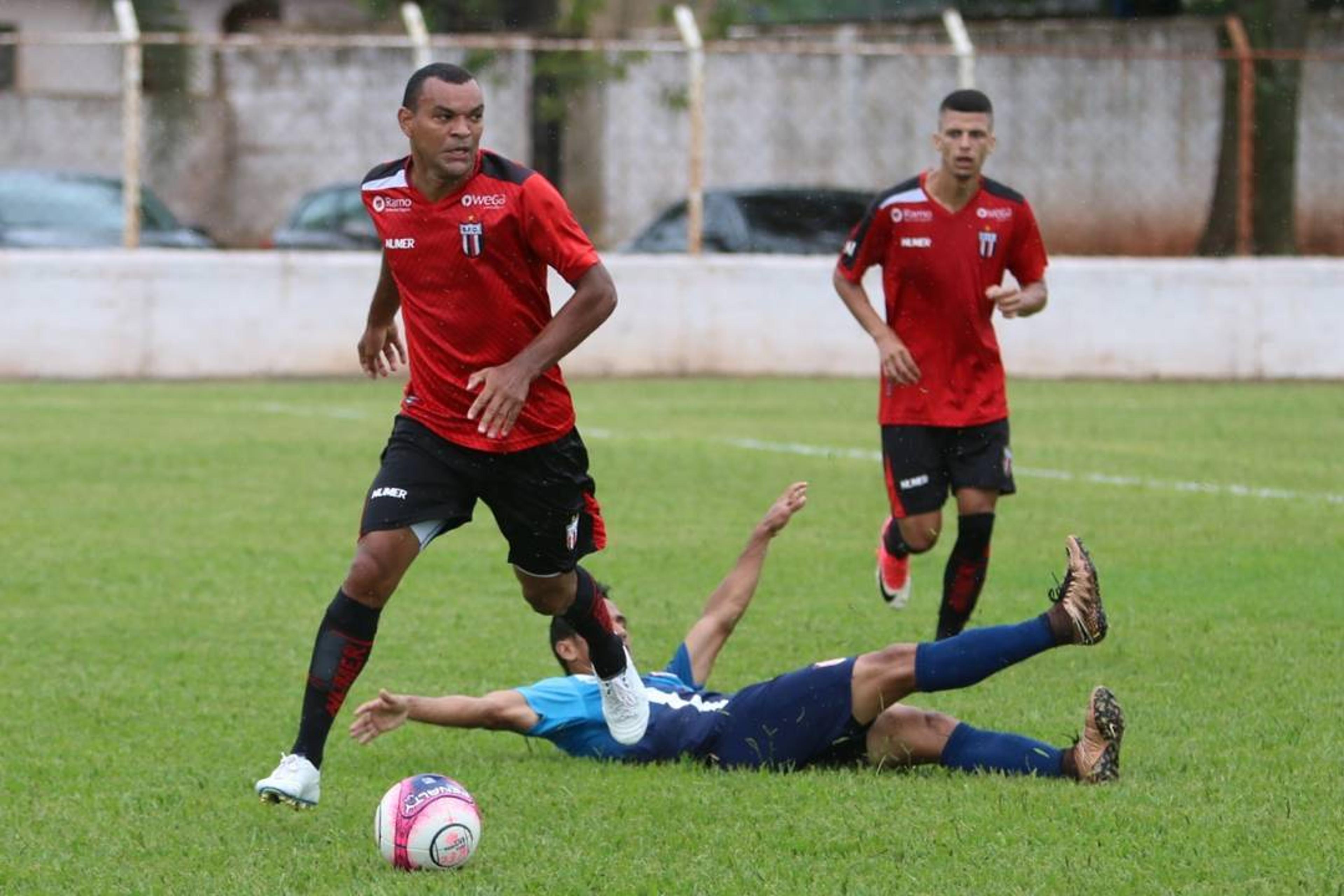 No Morumbi, volante do Botafogo-SP quer manter arrancada para quartas