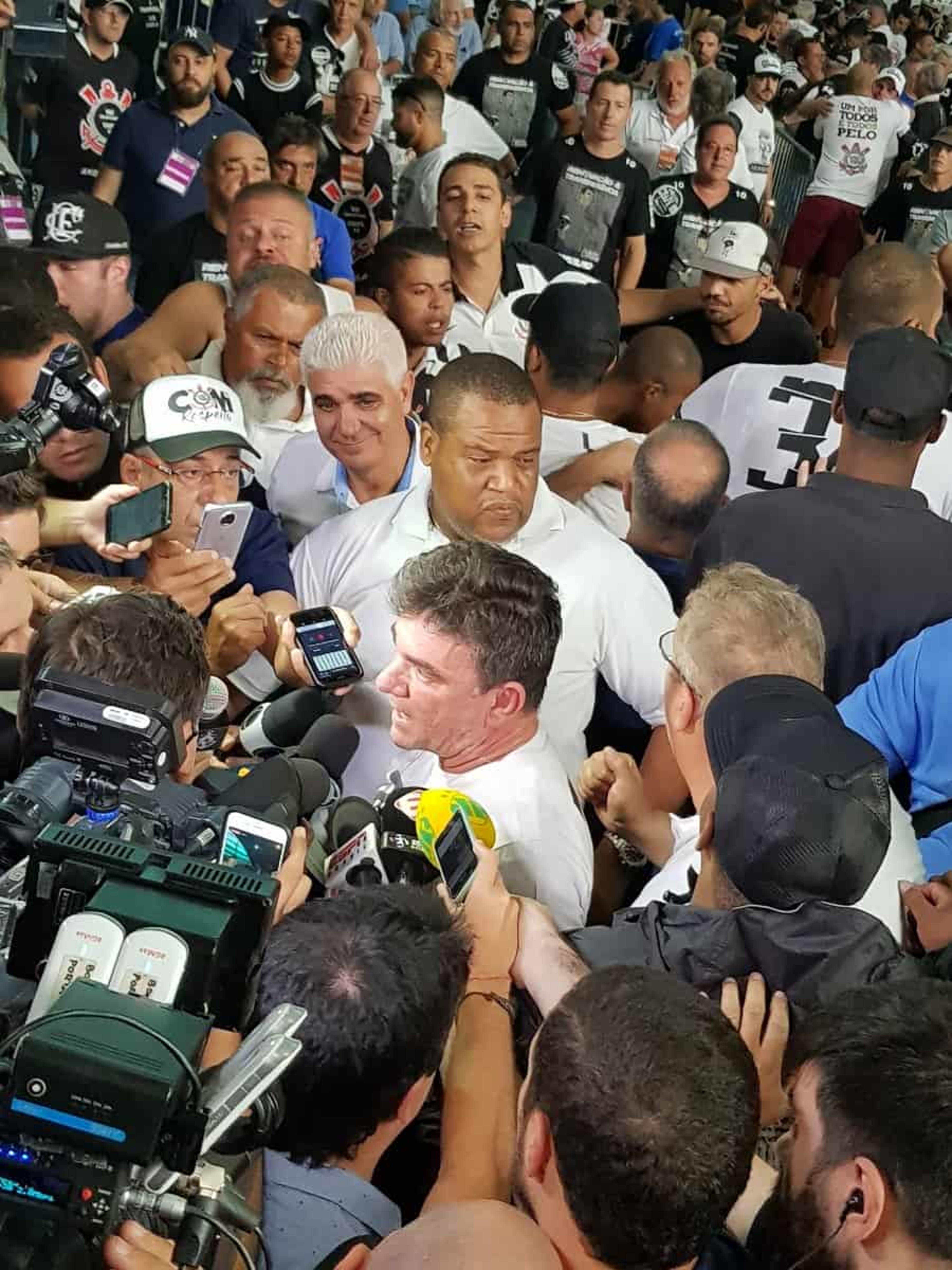 Eleição do Timão acaba em confusão, e Andrés ‘se esconde’ no banheiro