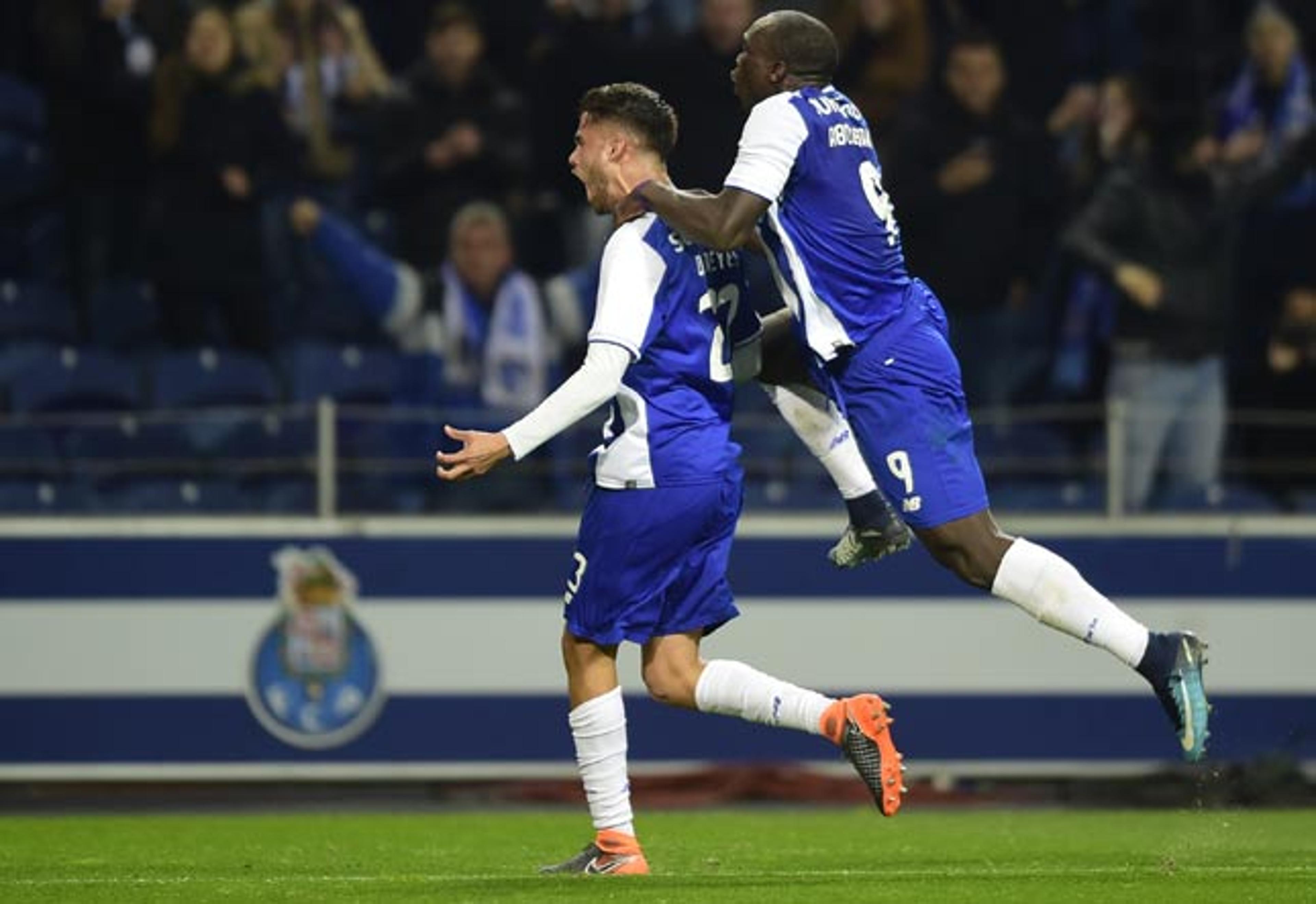 Alex Telles brilha, Porto bate o Braga e retoma liderança do Português