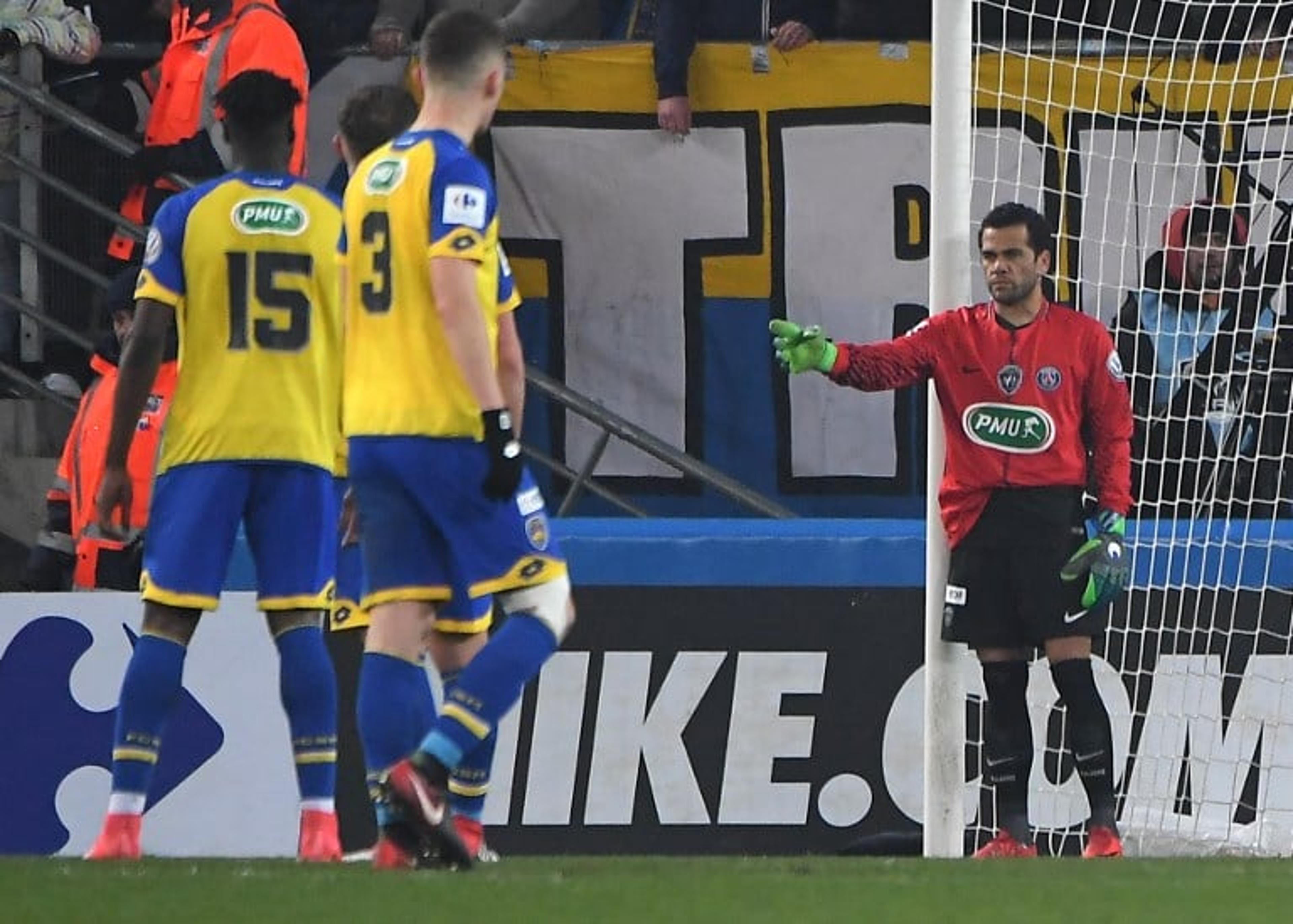 Daniel Alves brinca nas redes sociais após experiência como goleiro