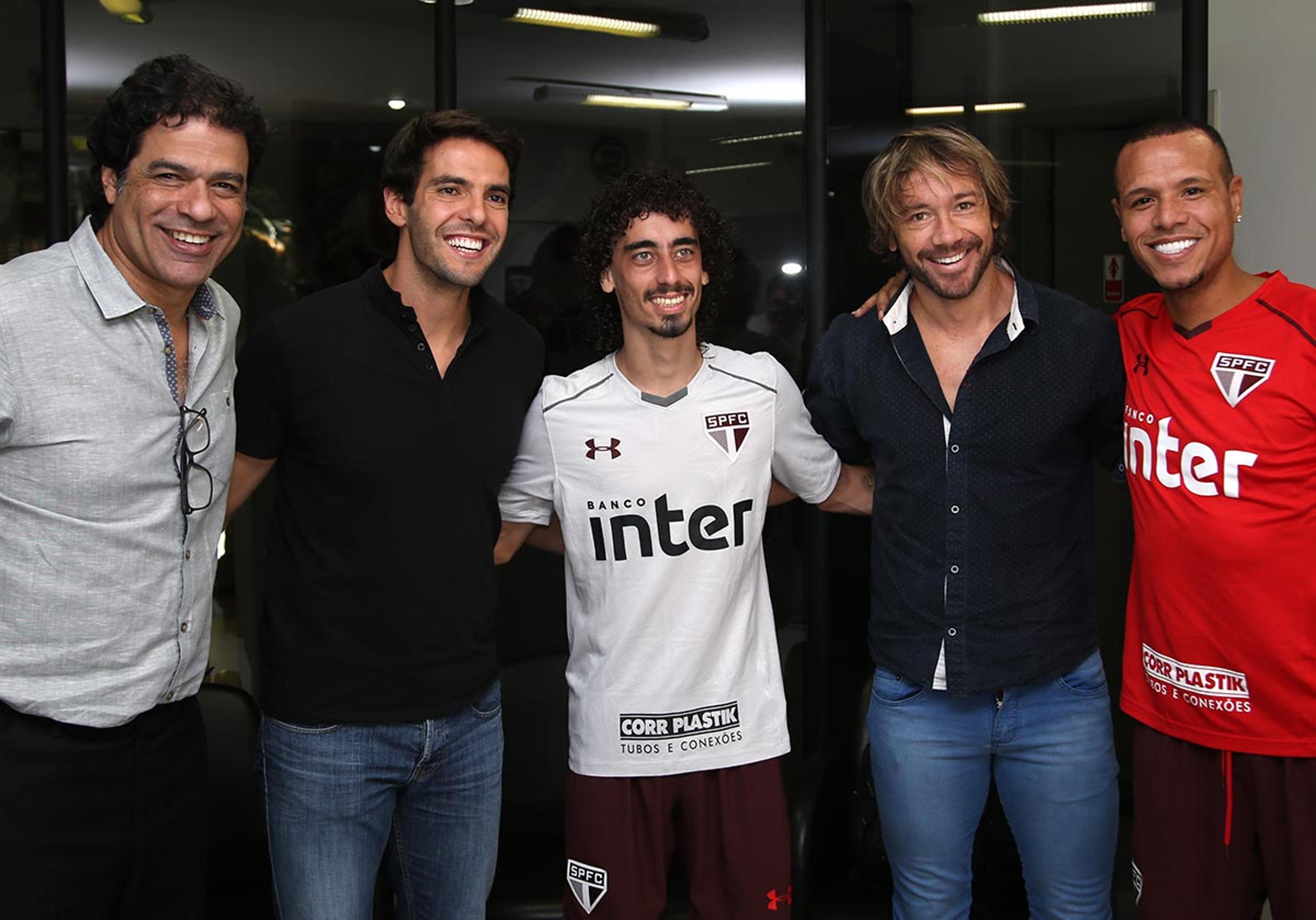 Kaká visita CT do São Paulo e posa com Valdívia, Luis Fabiano e diretores