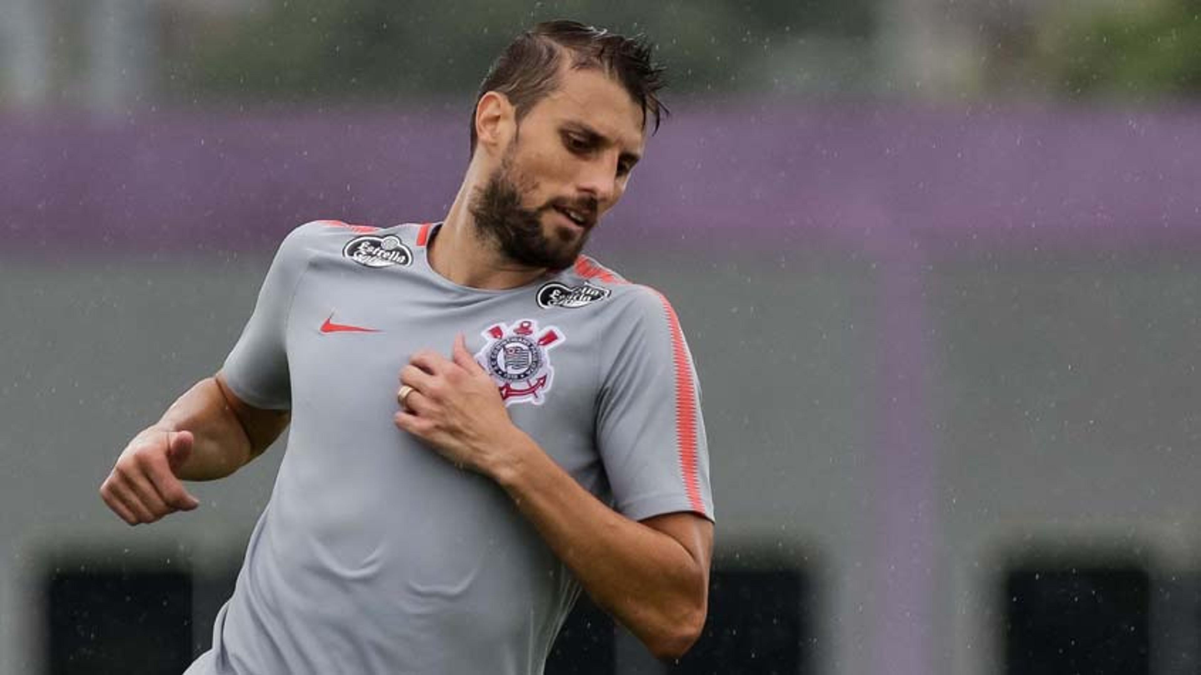 Henrique prevê jogo pegado, faz alerta, mas confia no Corinthians