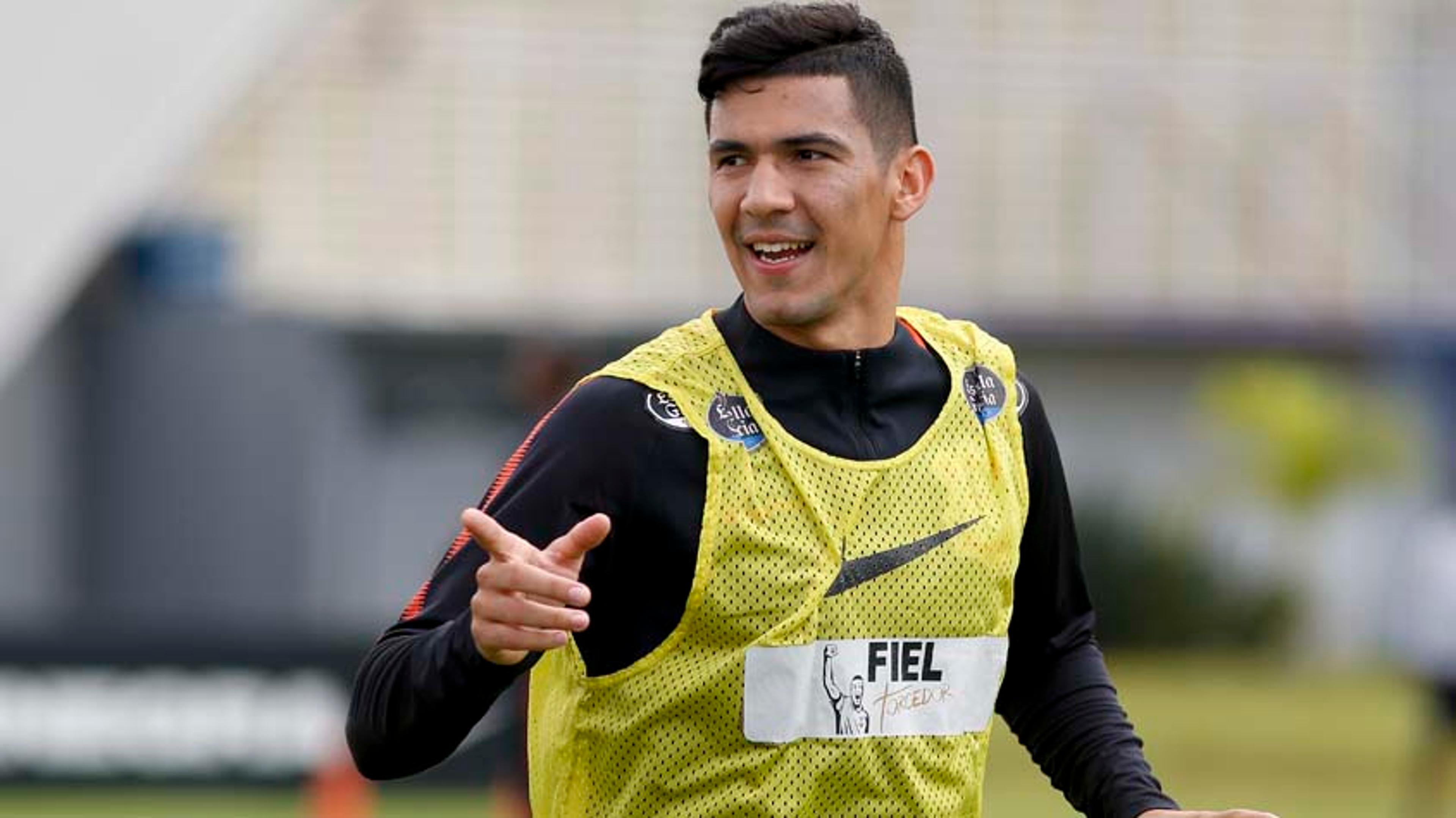 Balbuena celebra renovação, mas evita falar em vida longa no Timão