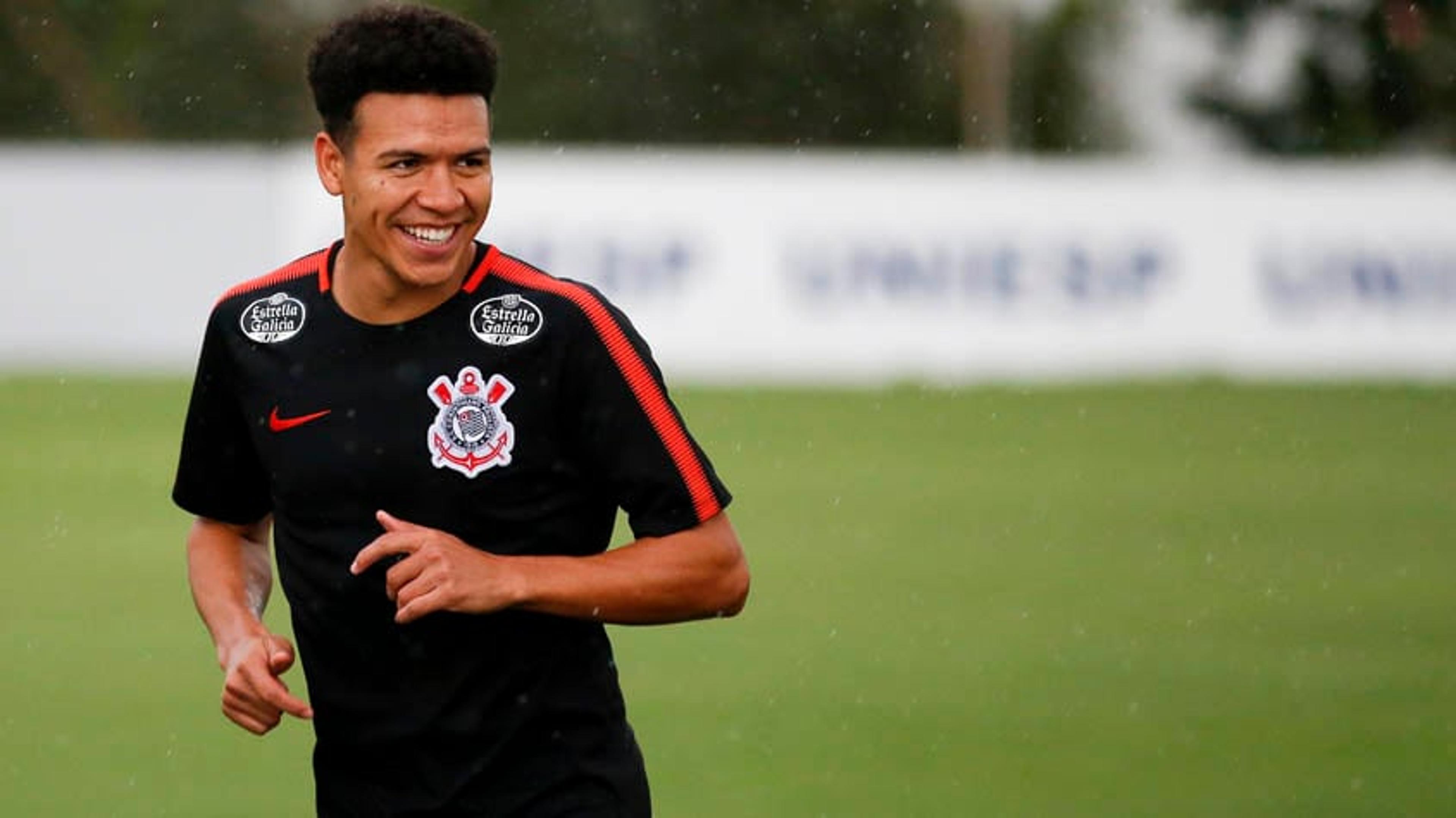 Em alta após amistosos, Marquinhos diz que não é hora de sair do Timão