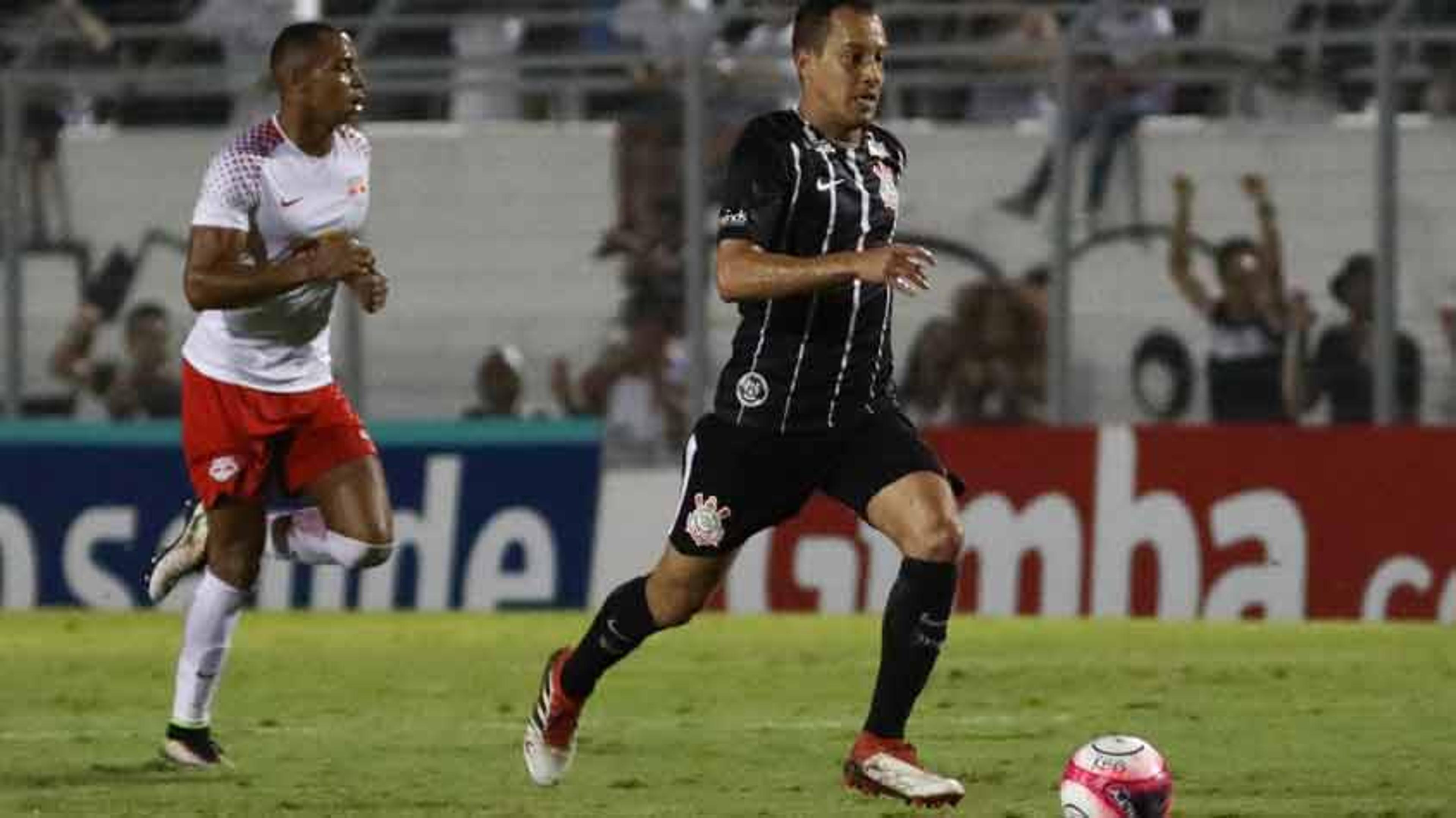 Corinthians fica mais compacto no 4-2-3-1, mas ainda sofre no ataque