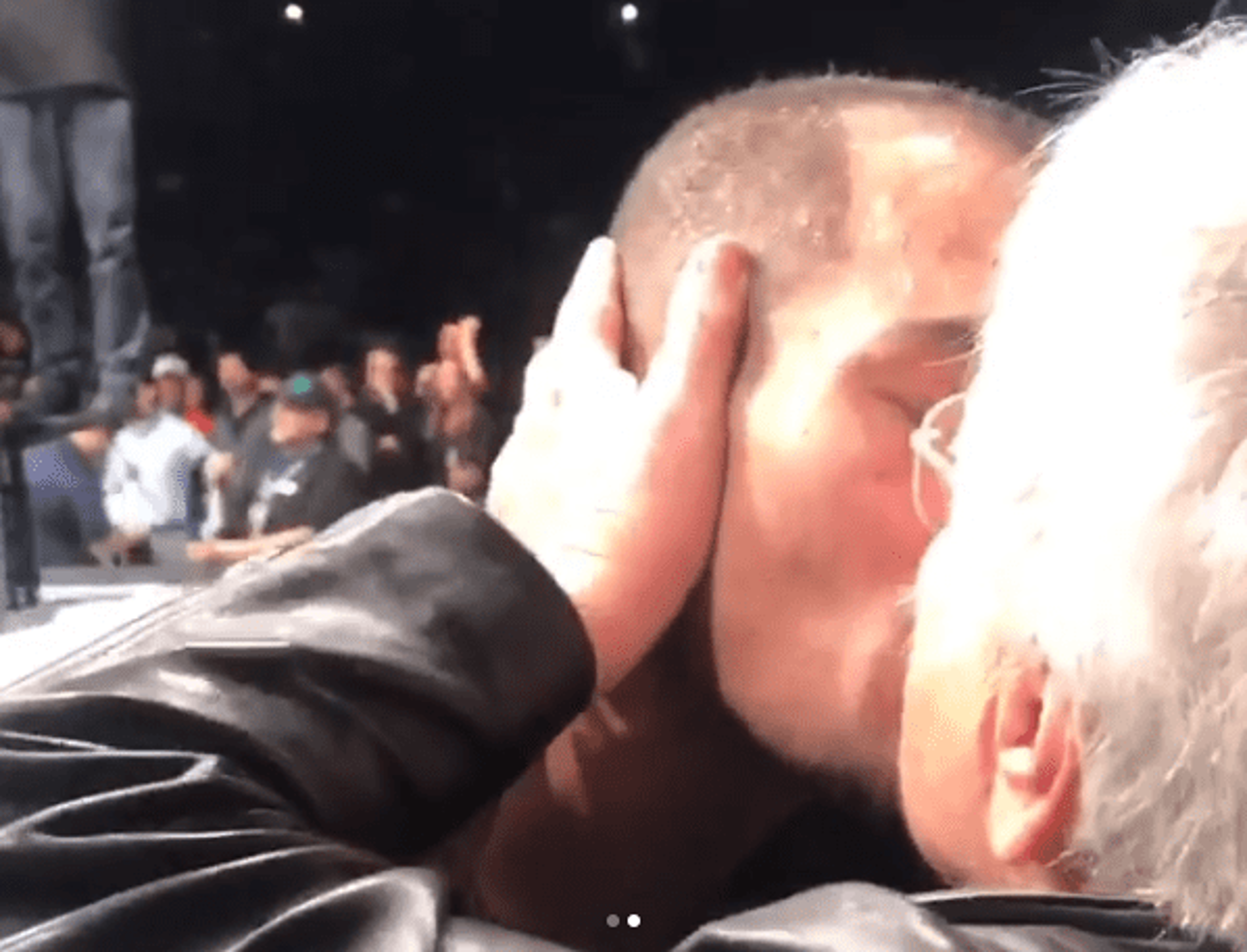 Após derrota no UFC, lutador recebe carinho e ganha beijo de vó de Cerrone