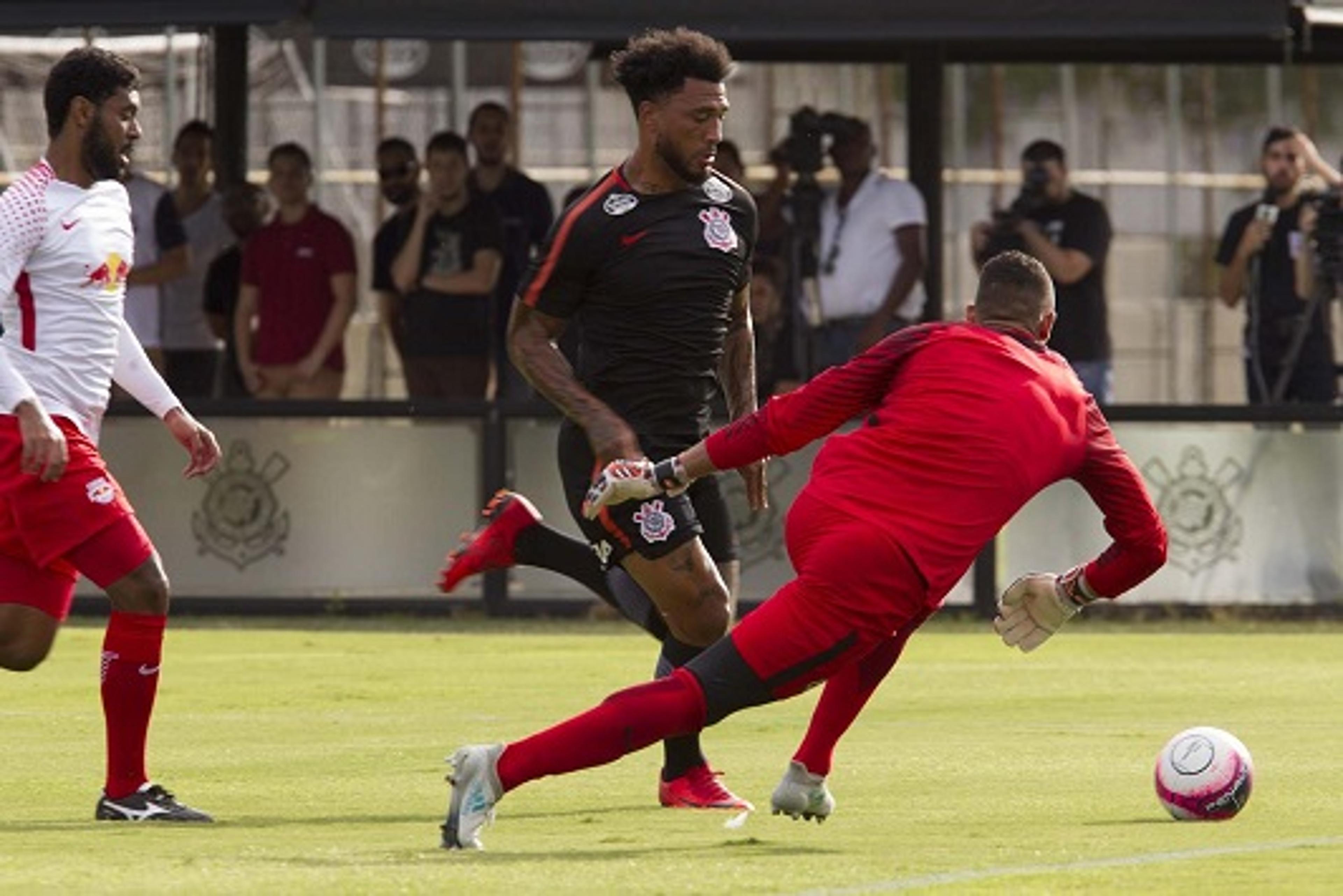 Kazim perde chances, e Corinthians empata com Red Bull em jogo-treino