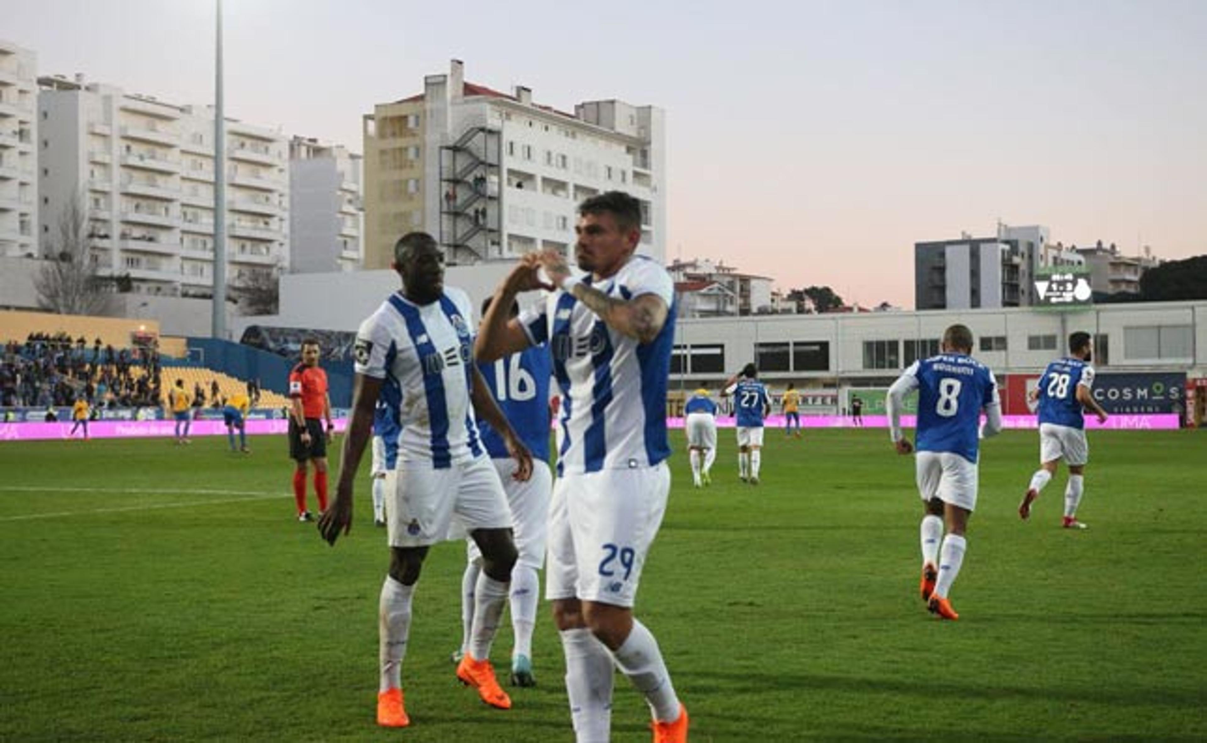 Brasileiros marcam, e Porto vence jogo que começou em janeiro