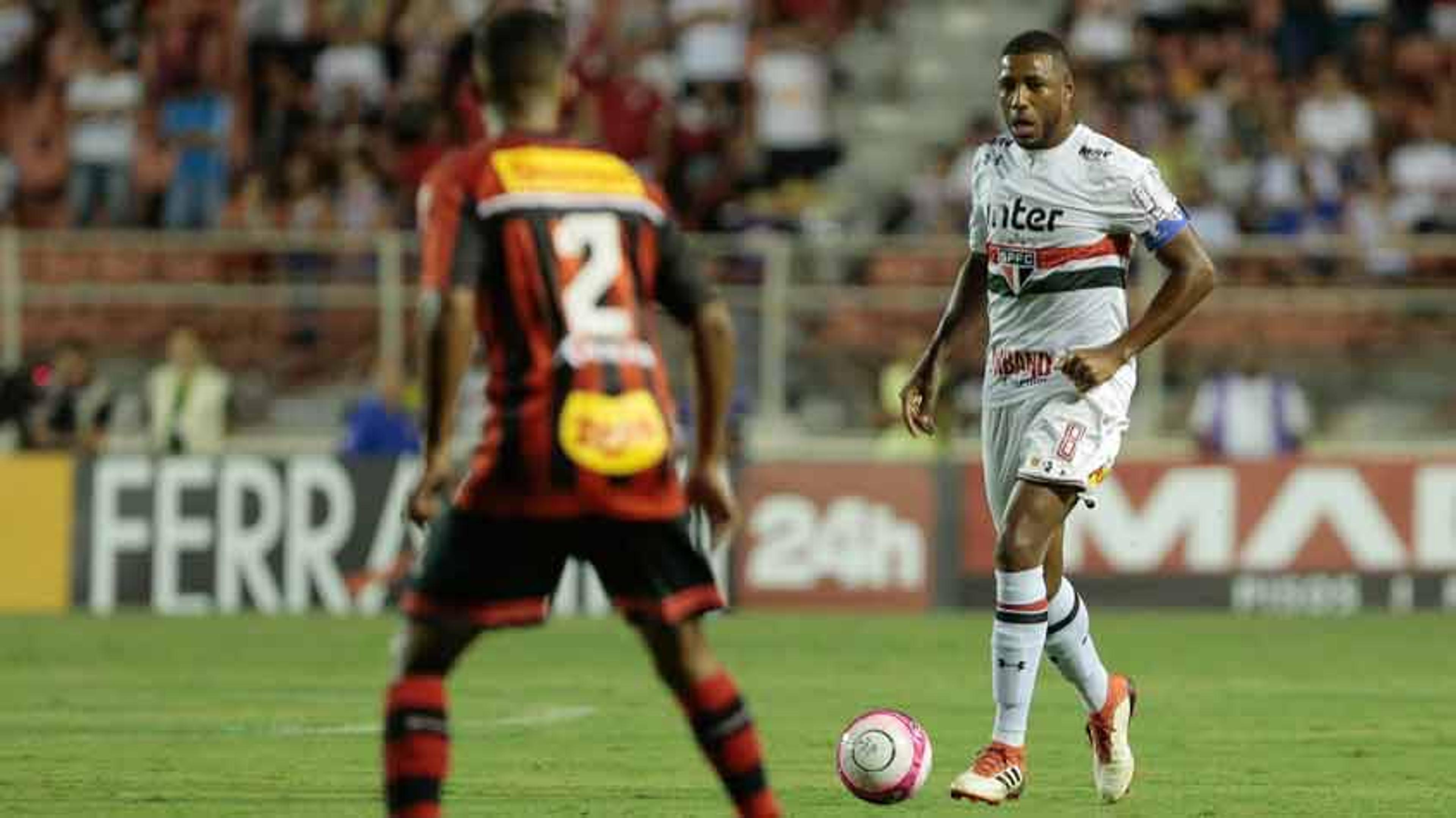 Jucilei deixa jogo com dor muscular e São Paulo já lamenta desfalque