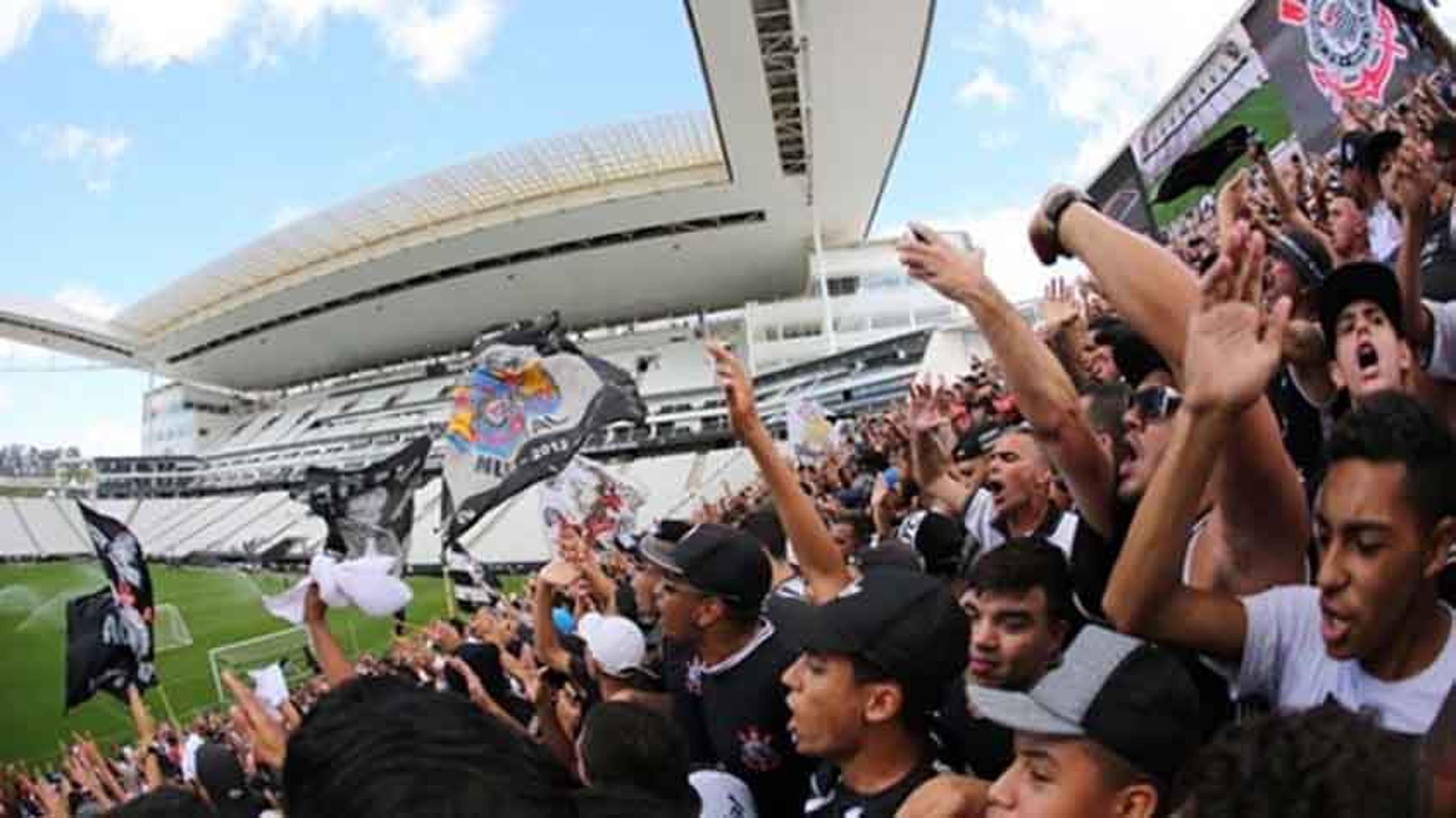 Torcida do Corinthians faz fila para trocar ingresso de treino na Arena