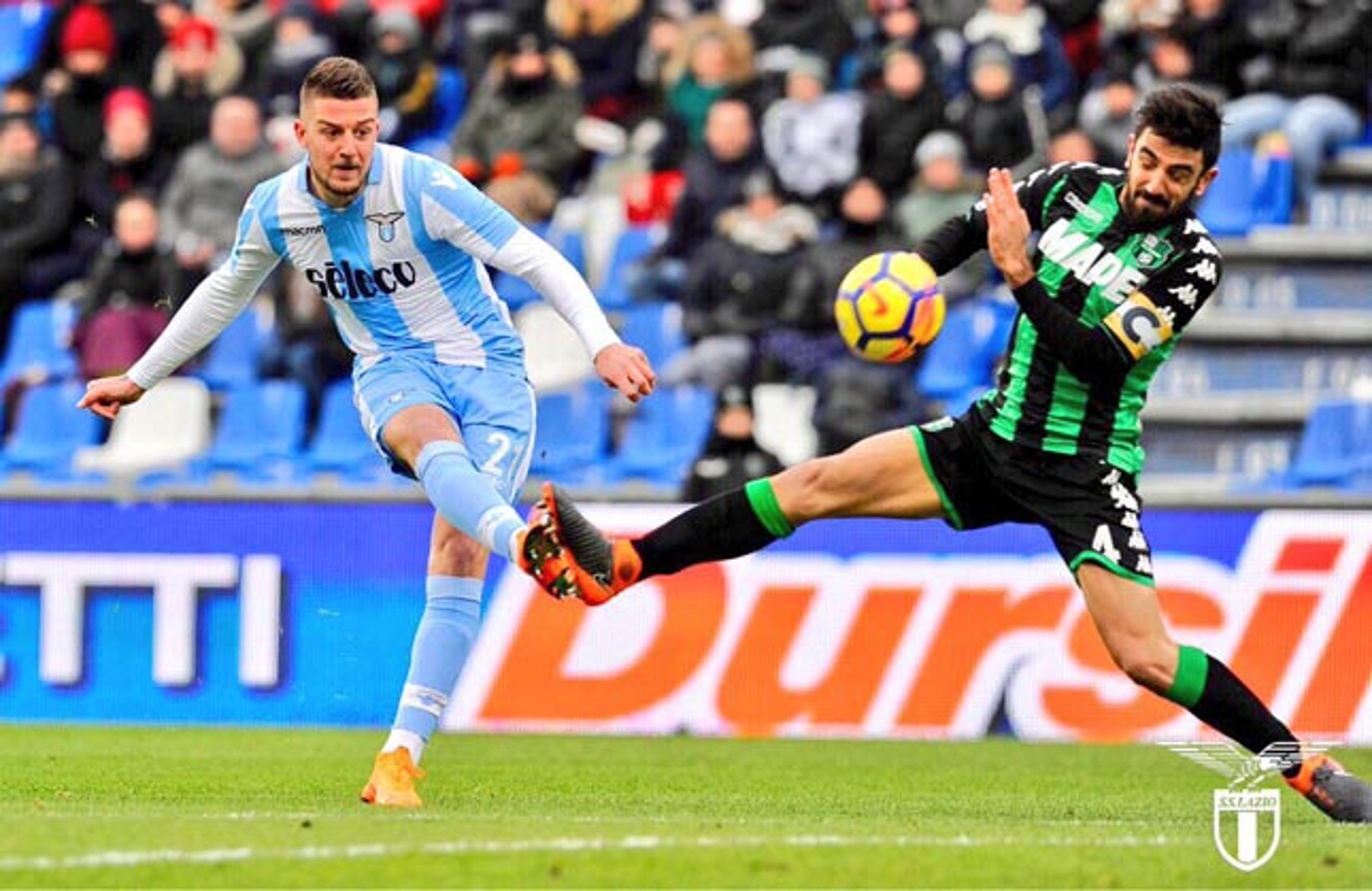 Cobiçado por gigantes, sérvio faz dois e garante vitória da Lazio no Italiano