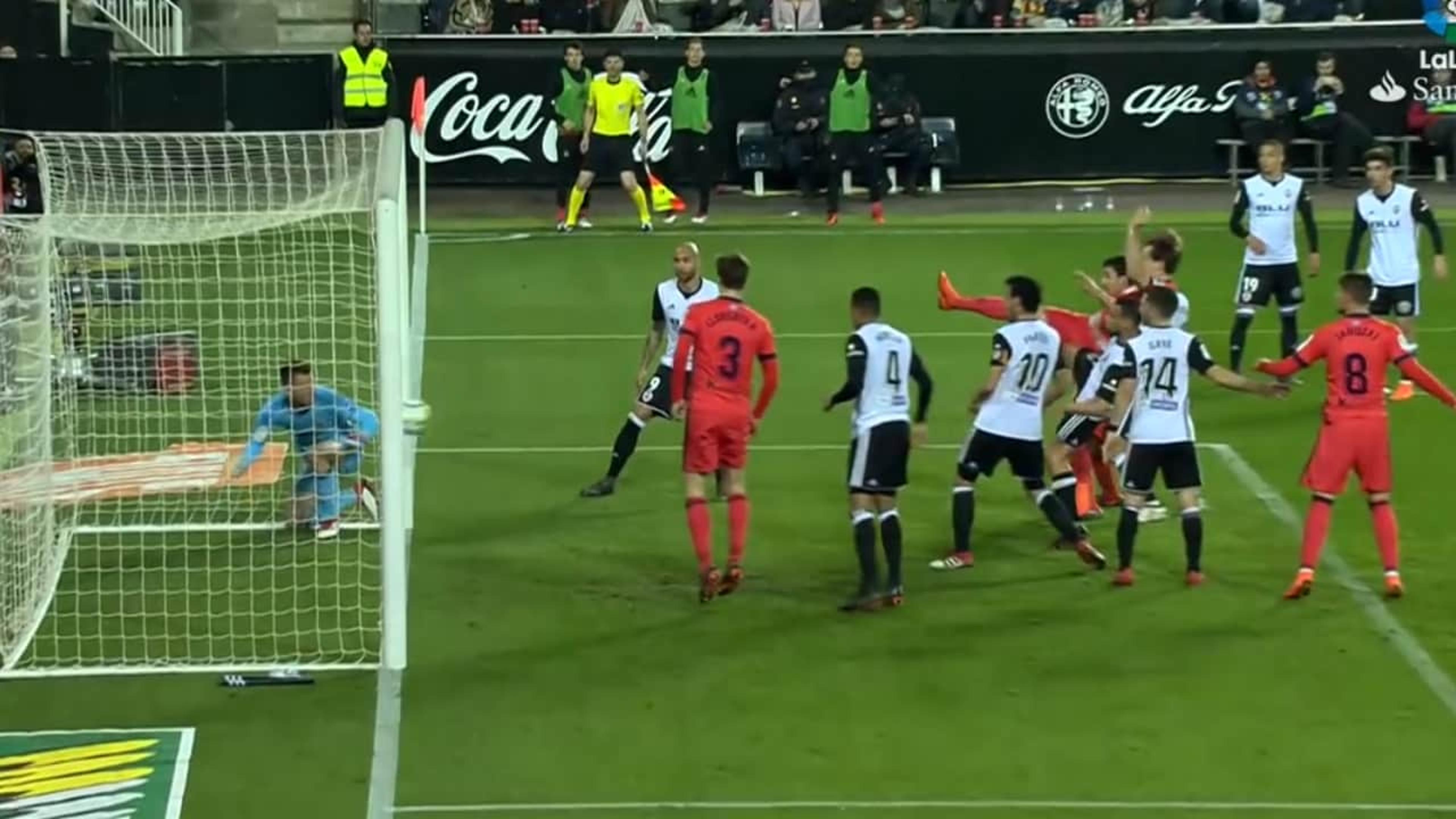 Goleiro brasileiro do Valencia faz defesa incrível no Campeonato Espanhol, assista