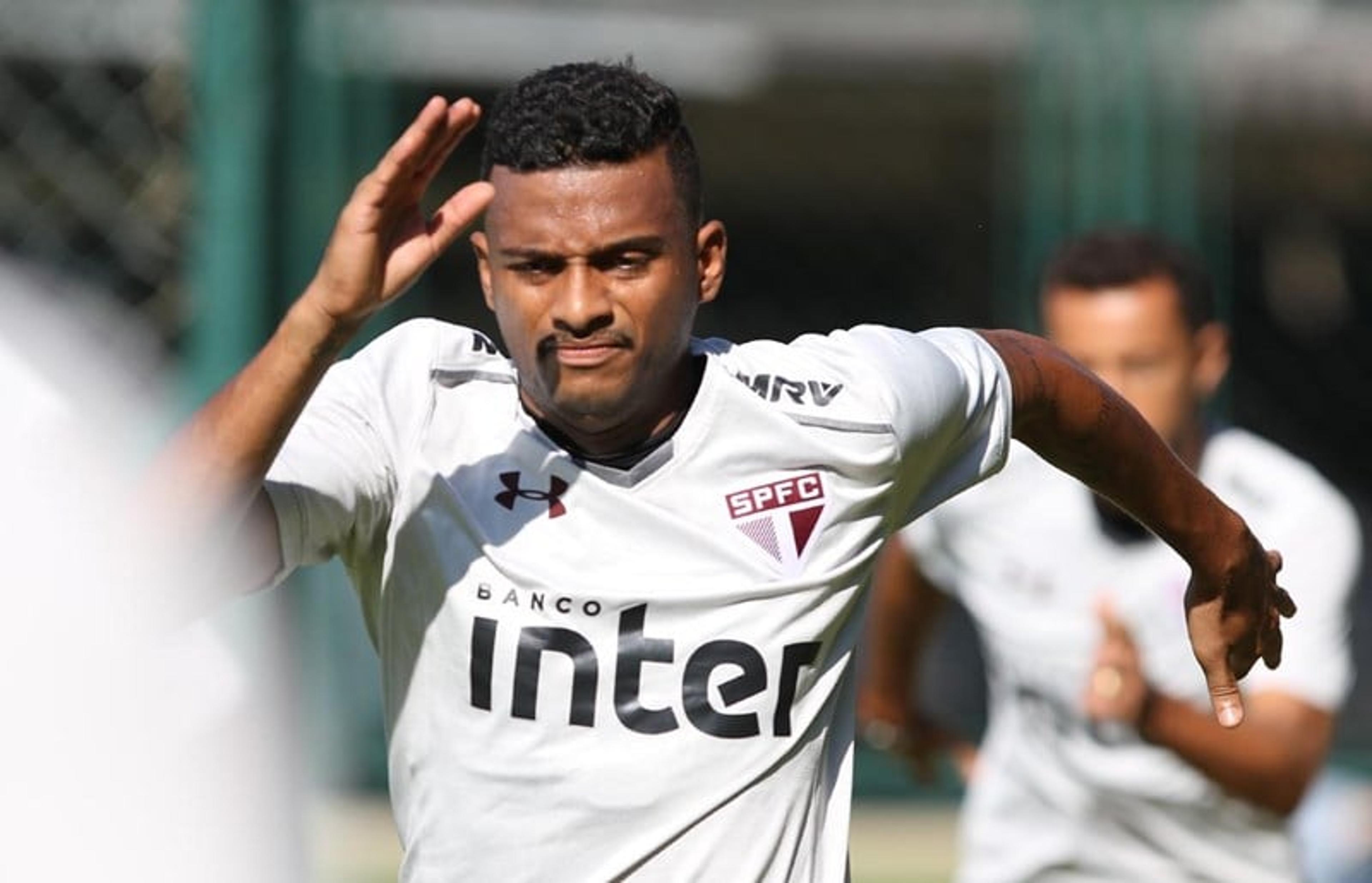 Reinaldo volta a treinar no campo no São Paulo; Rodrigo Caio segue fora