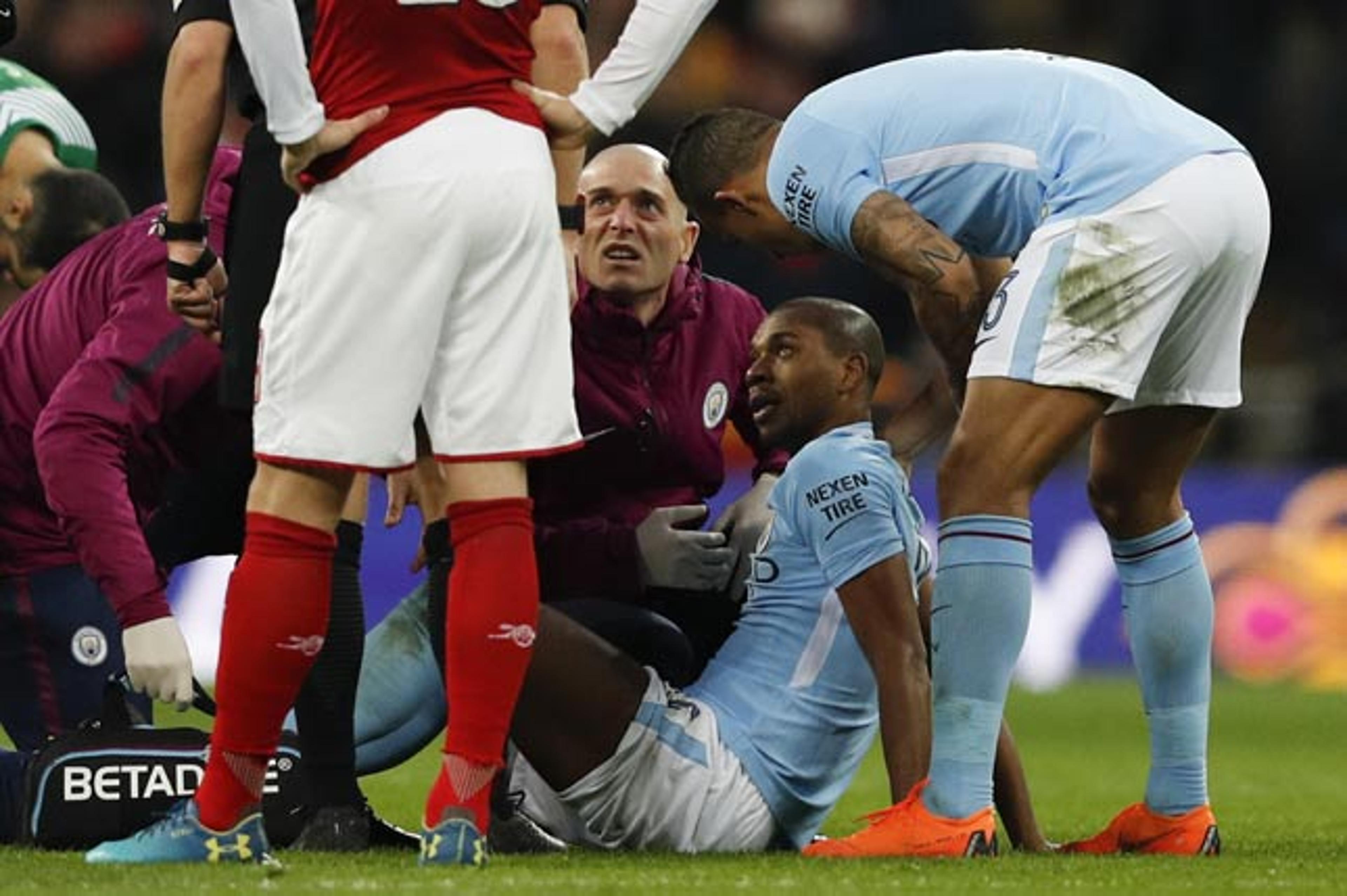 Fernandinho deve voltar a treinar em 15 dias e pode ser baixa na Seleção