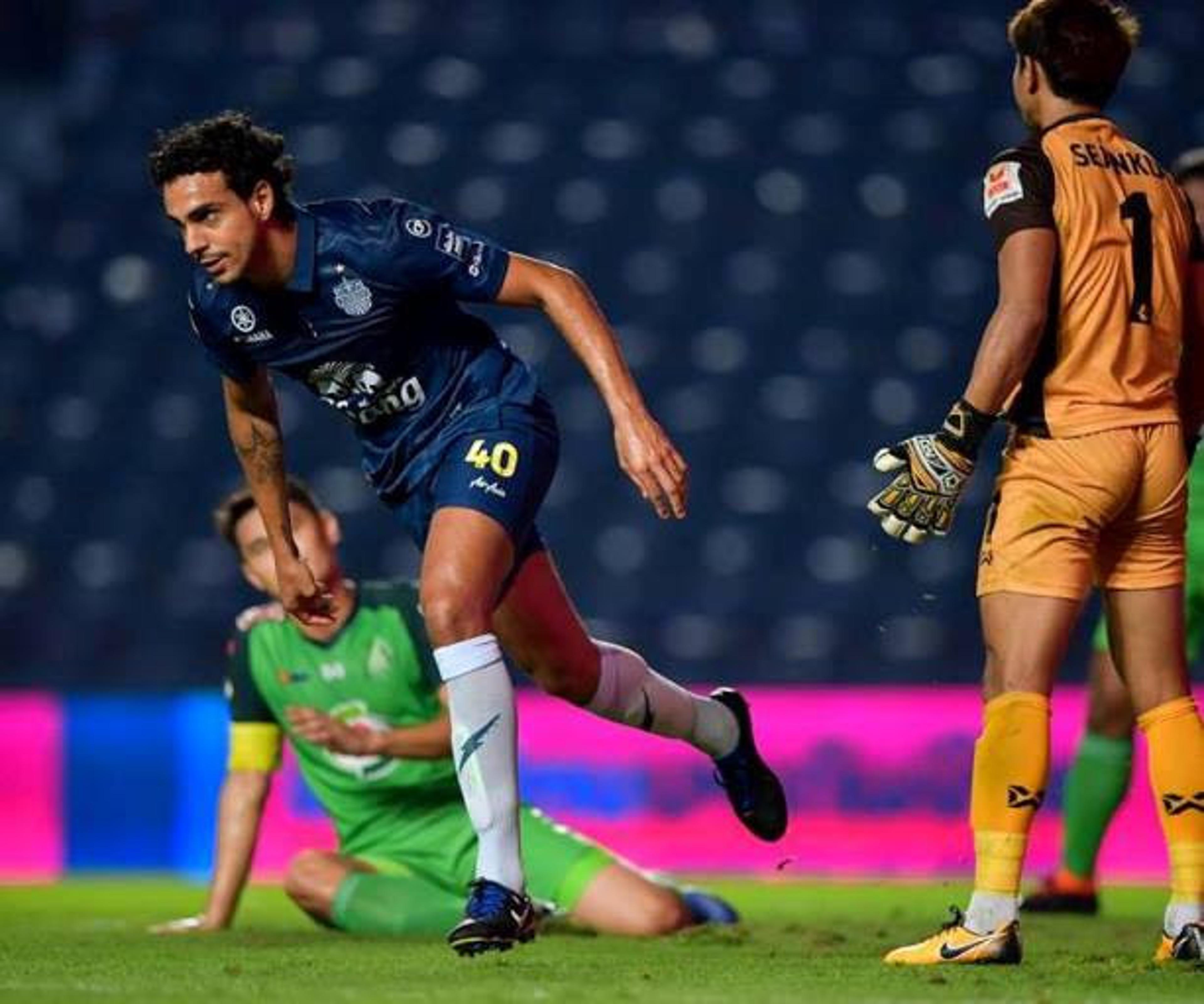 Diogo marca dois gols, vira artilheiro do Tailandês e põe Buriram na ponta