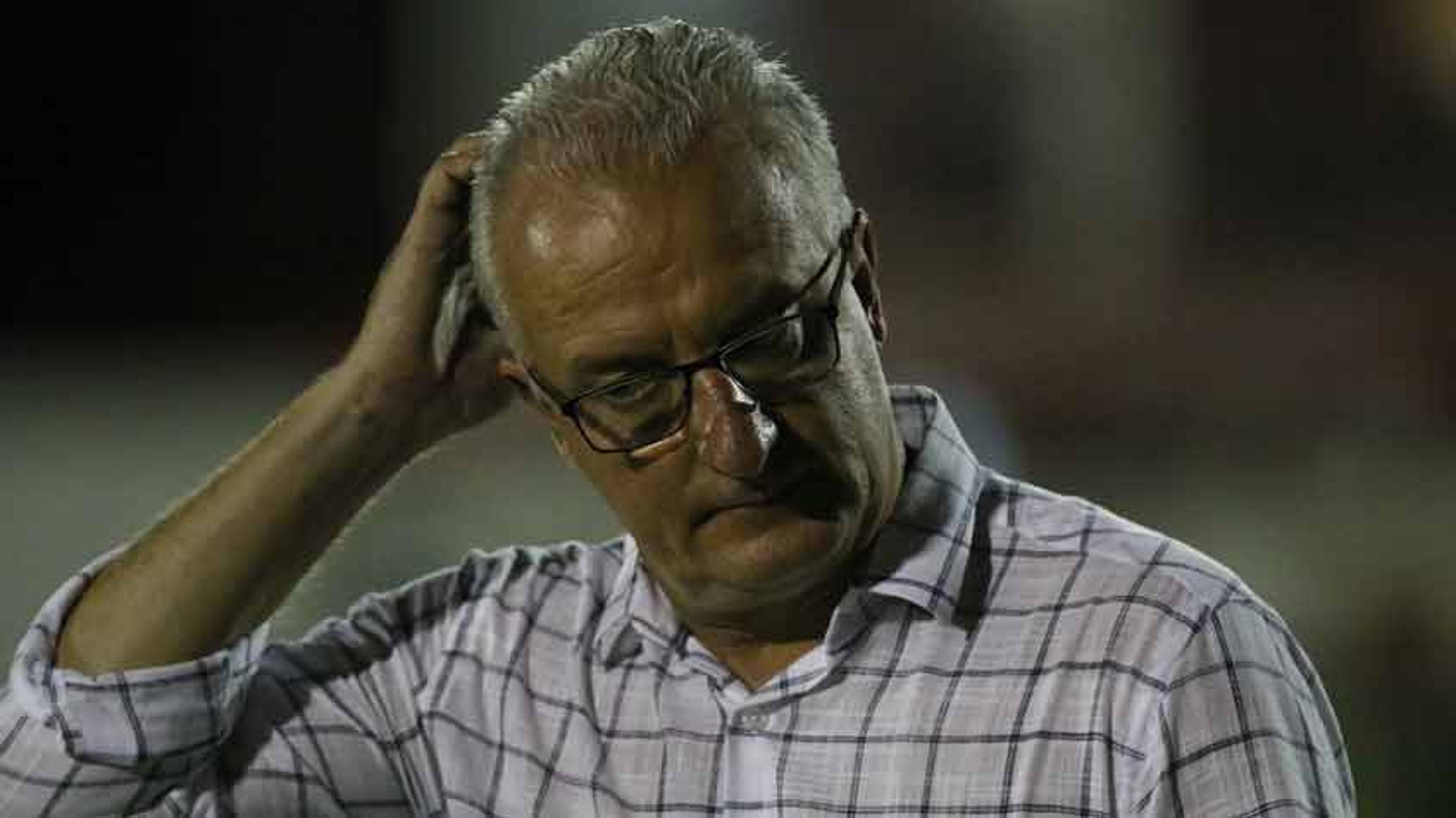 Dorival nega alívio e vê vitória justa no fim: ‘Procuramos muito mais o gol’