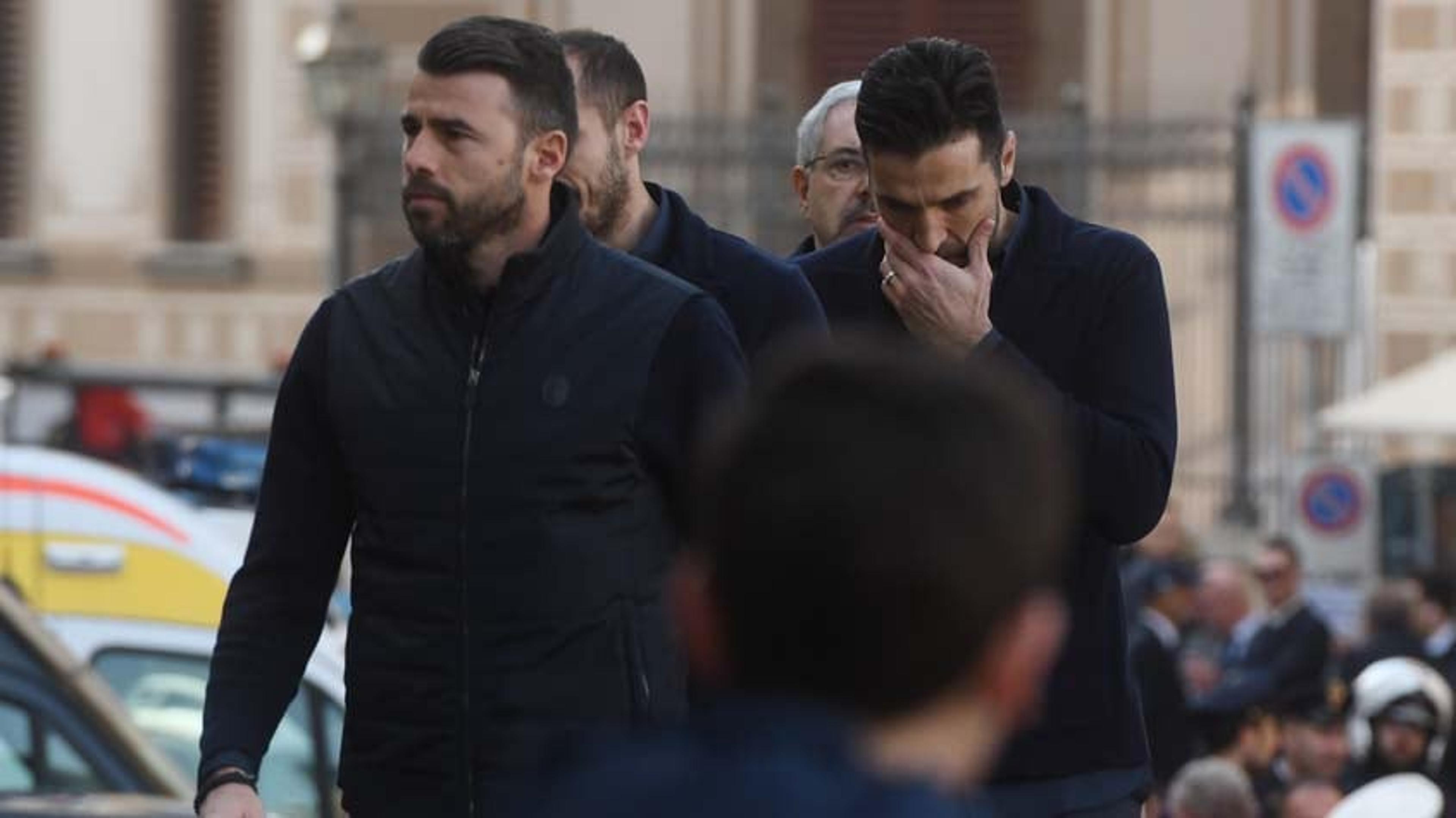 Buffon, Chiellini e Totti se juntam a milhares de fãs no funeral de Astori